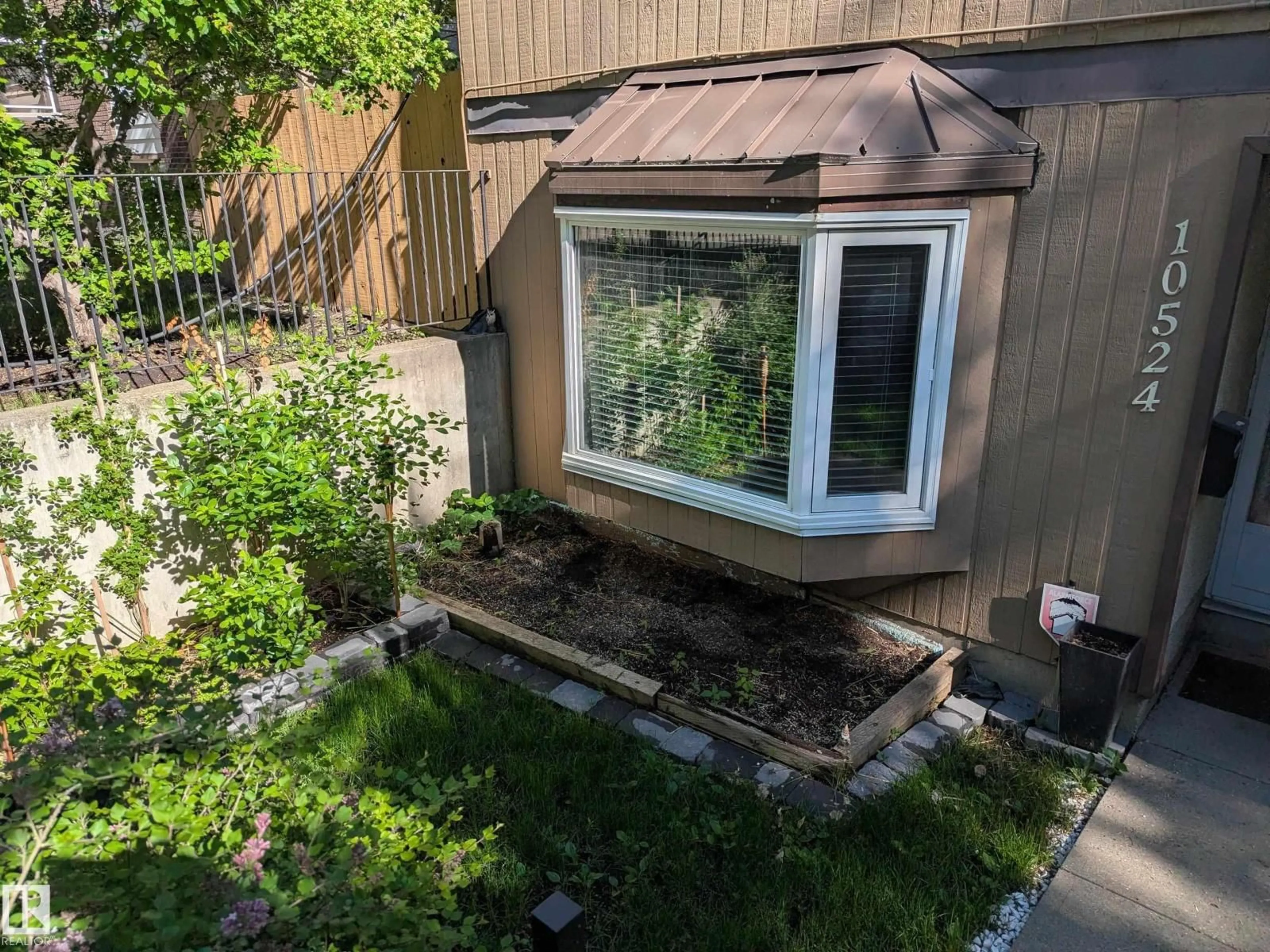 Patio, unknown for 10524 84 AV, Edmonton Alberta T6E2H4