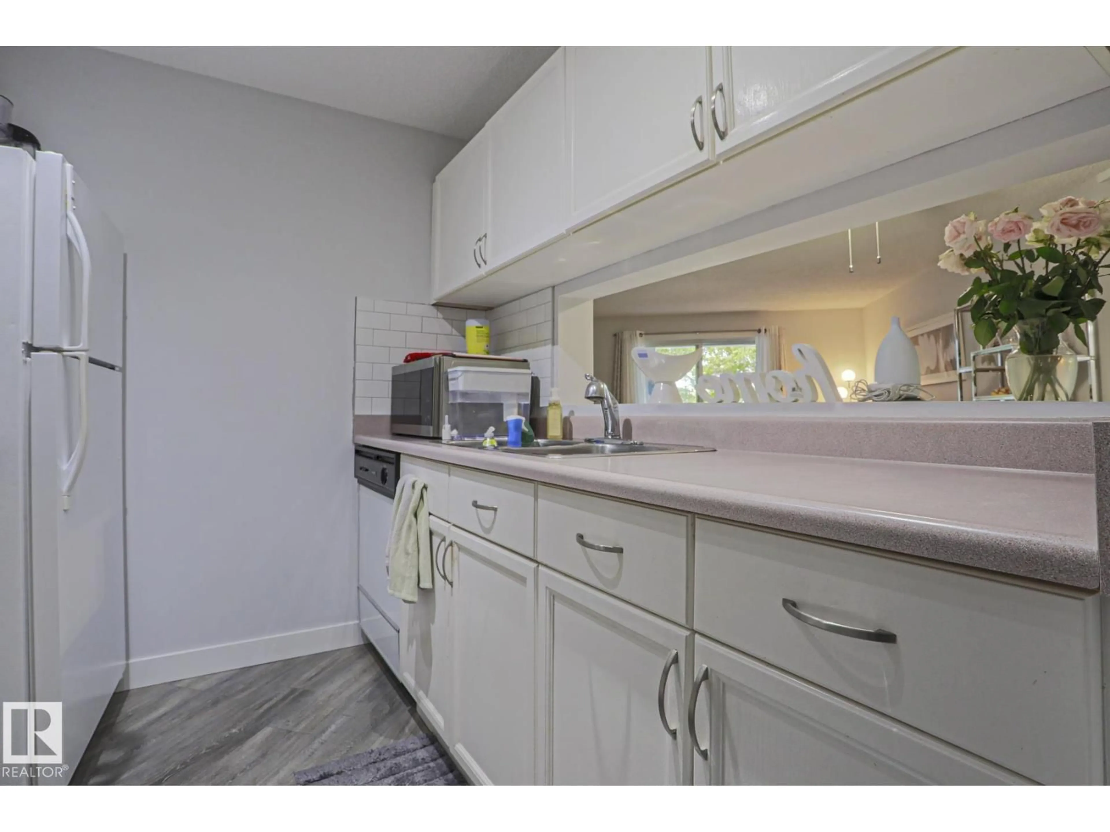 Standard kitchen, unknown for 233 2520 50 ST NW, Edmonton Alberta T6L7A6