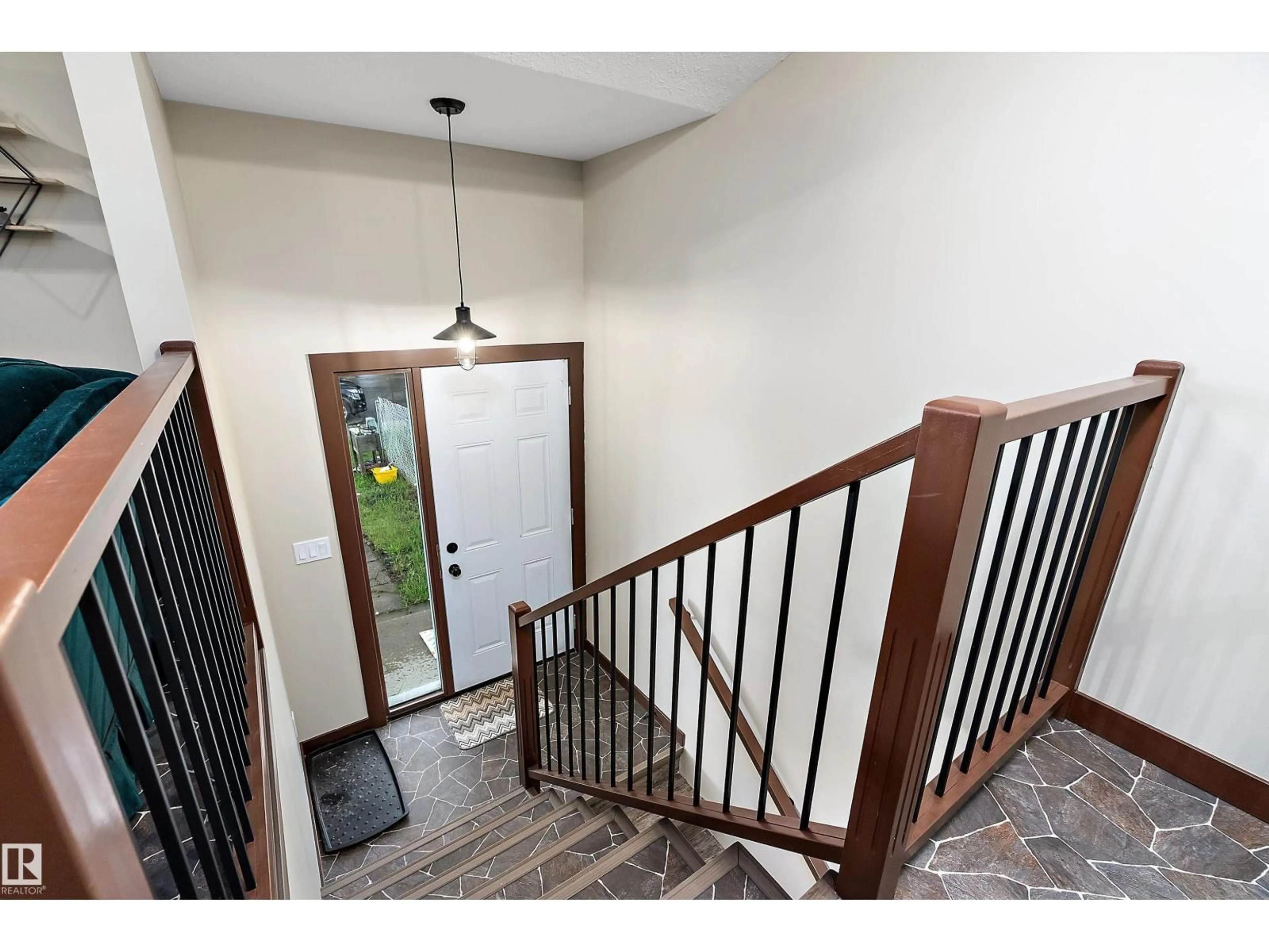 Indoor foyer for 5210 55 AV, Wetaskiwin Alberta T9A2P3