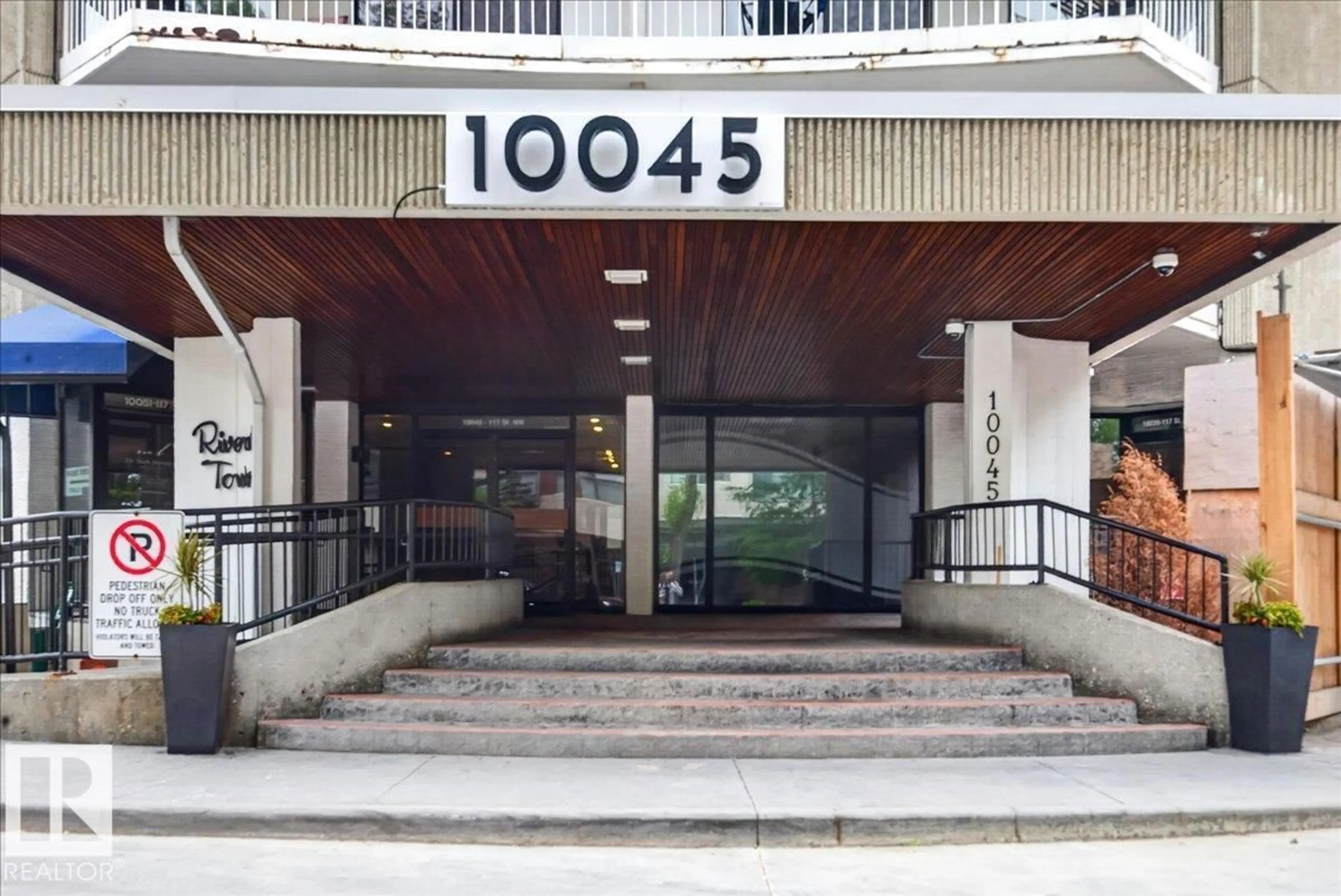 Indoor foyer for 1701 - 10045 117 ST, Edmonton Alberta T5K1W8