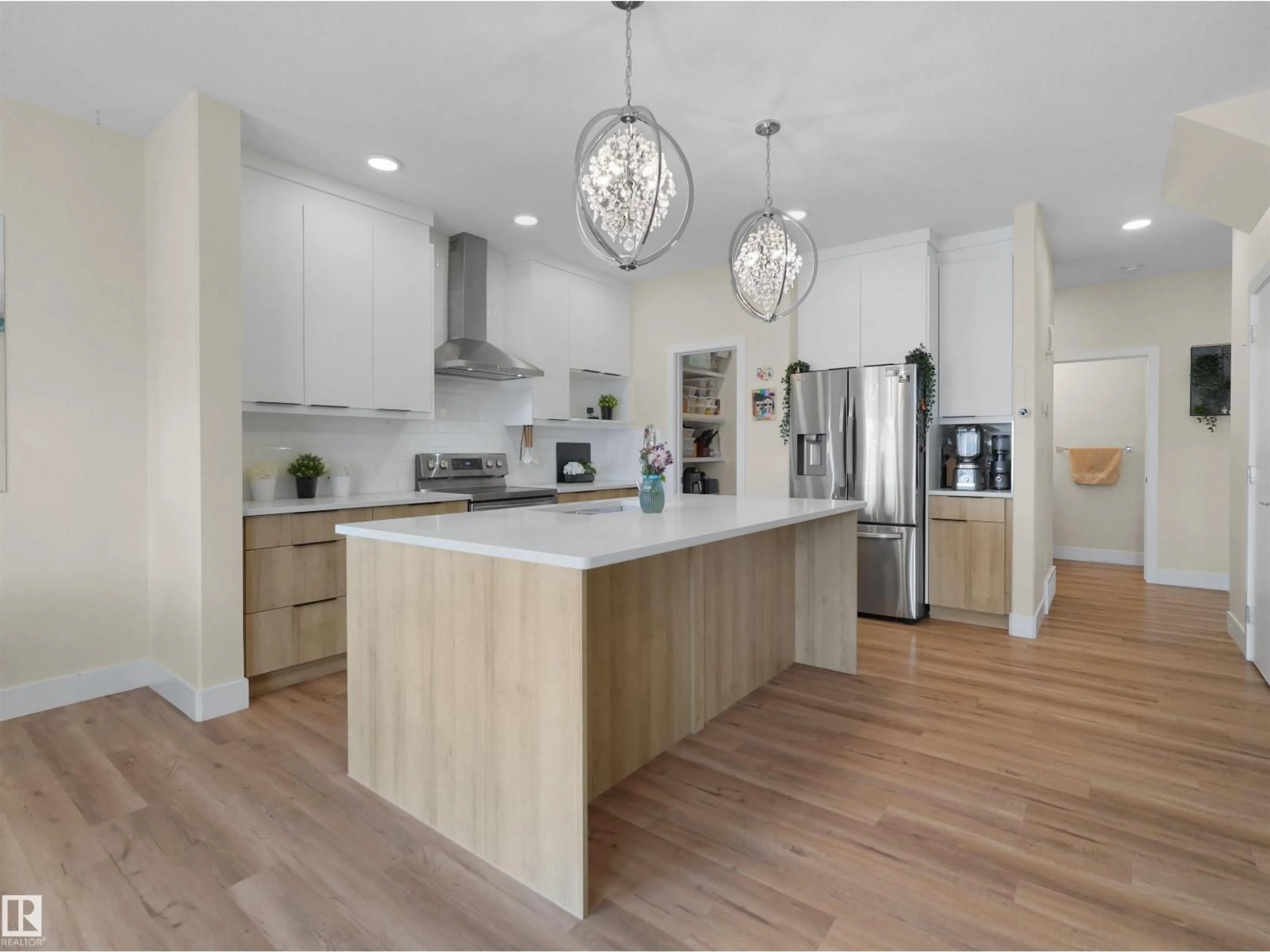 Contemporary kitchen, wood/laminate floor for NW - 9923 222 ST, Edmonton Alberta T5T7J1