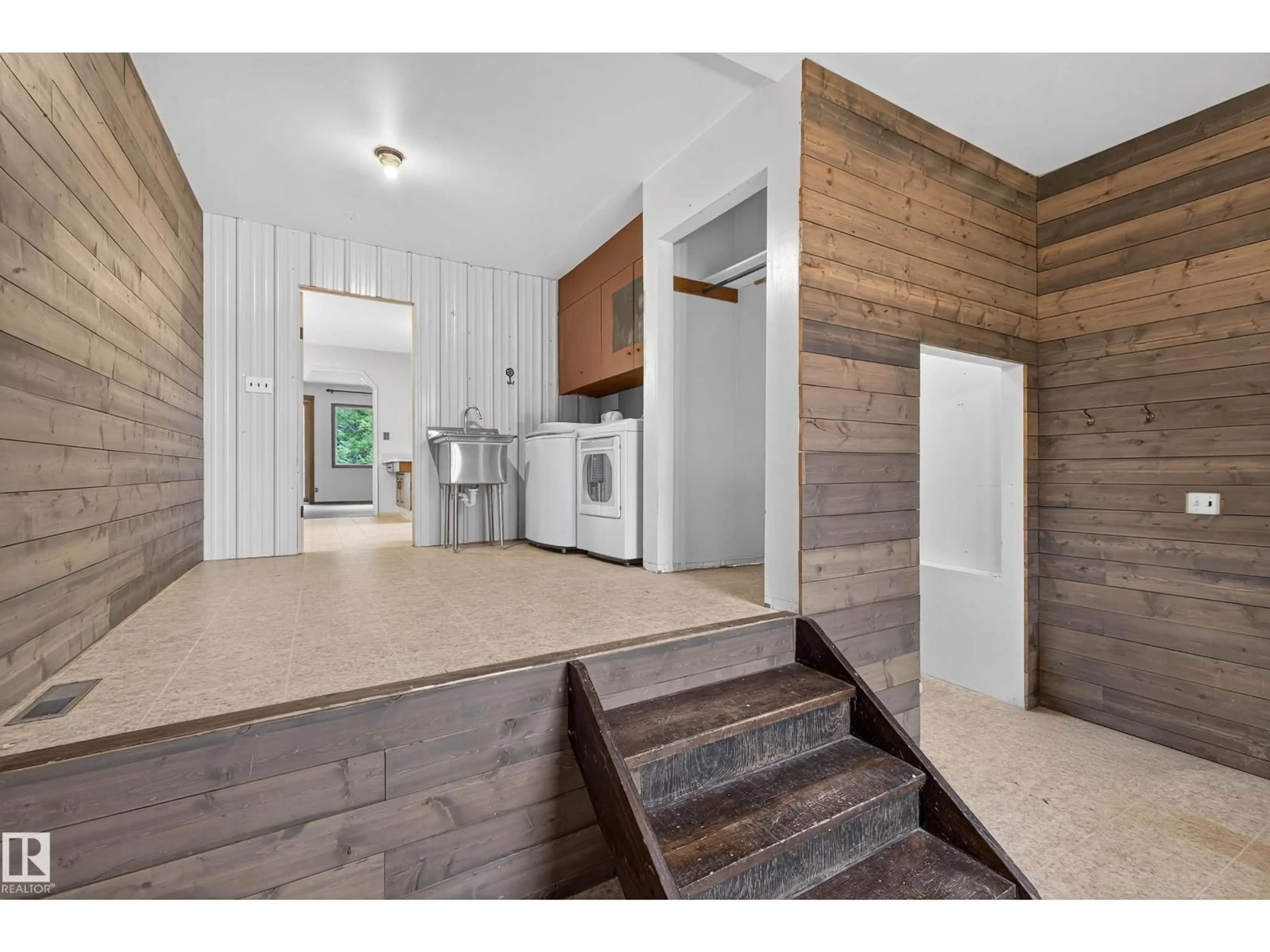 Indoor entryway for 58228 RANGE ROAD 30, Rural Barrhead County Alberta T7N0N2