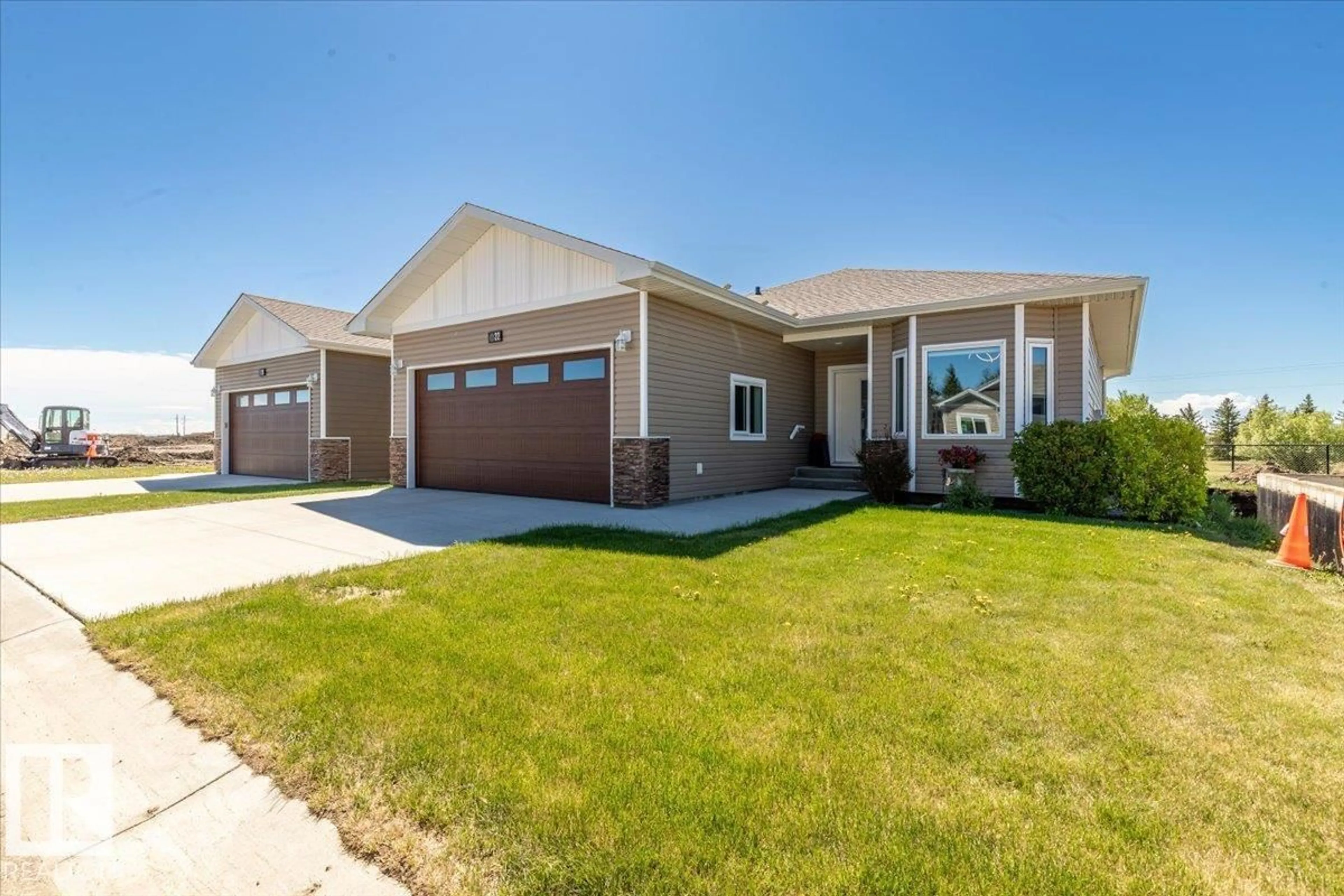 Home with vinyl exterior material, street for 22 - 6519 46 ST, Wetaskiwin Alberta T9A1Y5