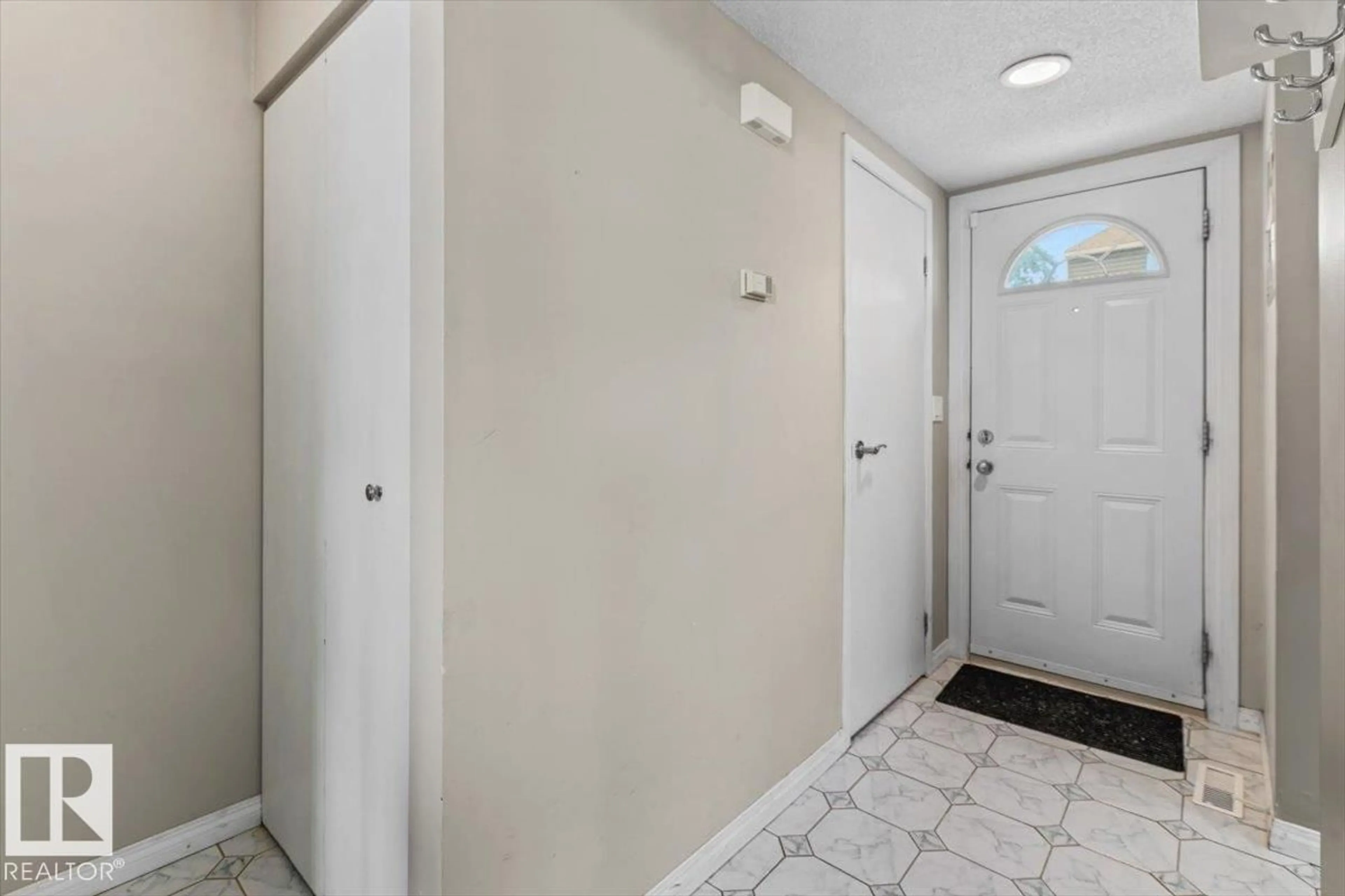 Indoor entryway for NW - 5512 19A AV, Edmonton Alberta T6L2C1