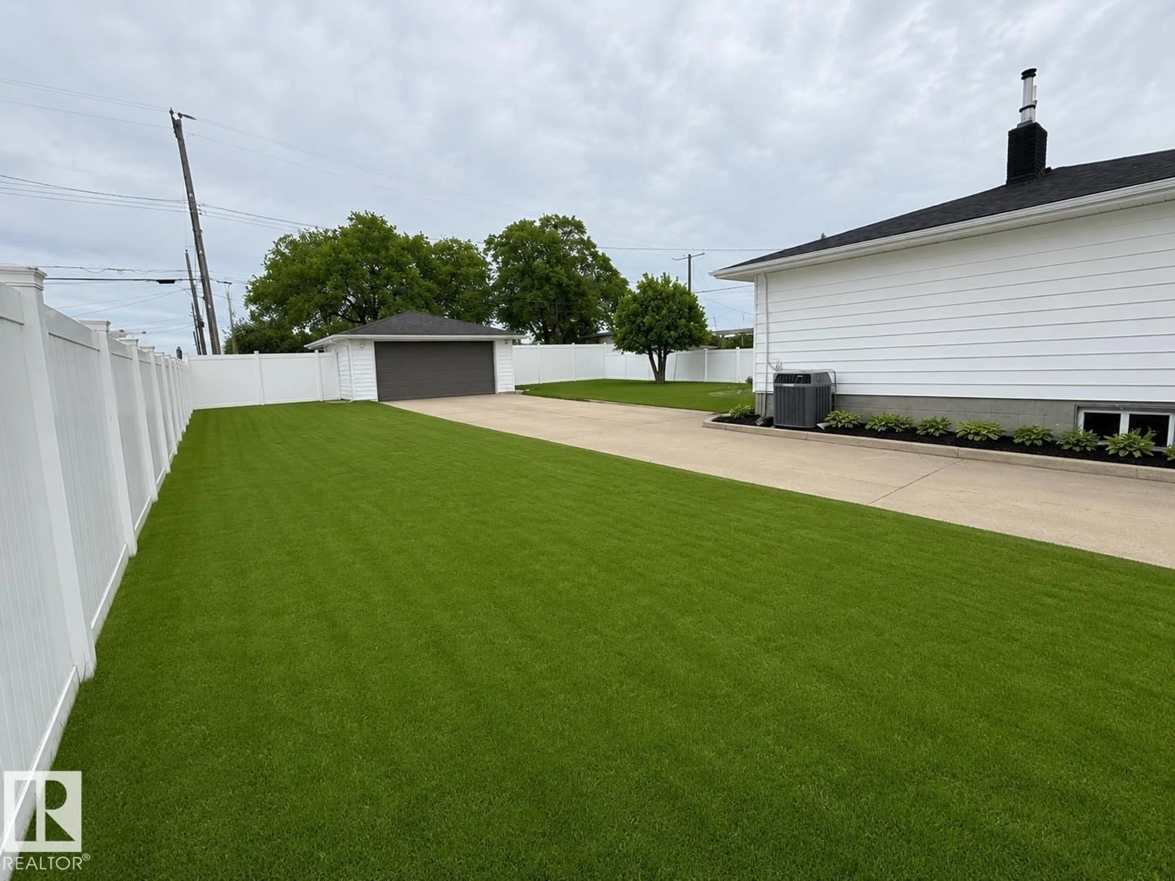 A pic from outside/outdoor area/front of a property/back of a property/a pic from drone, street for NW - 10912 50 ST, Edmonton Alberta T6A2E8