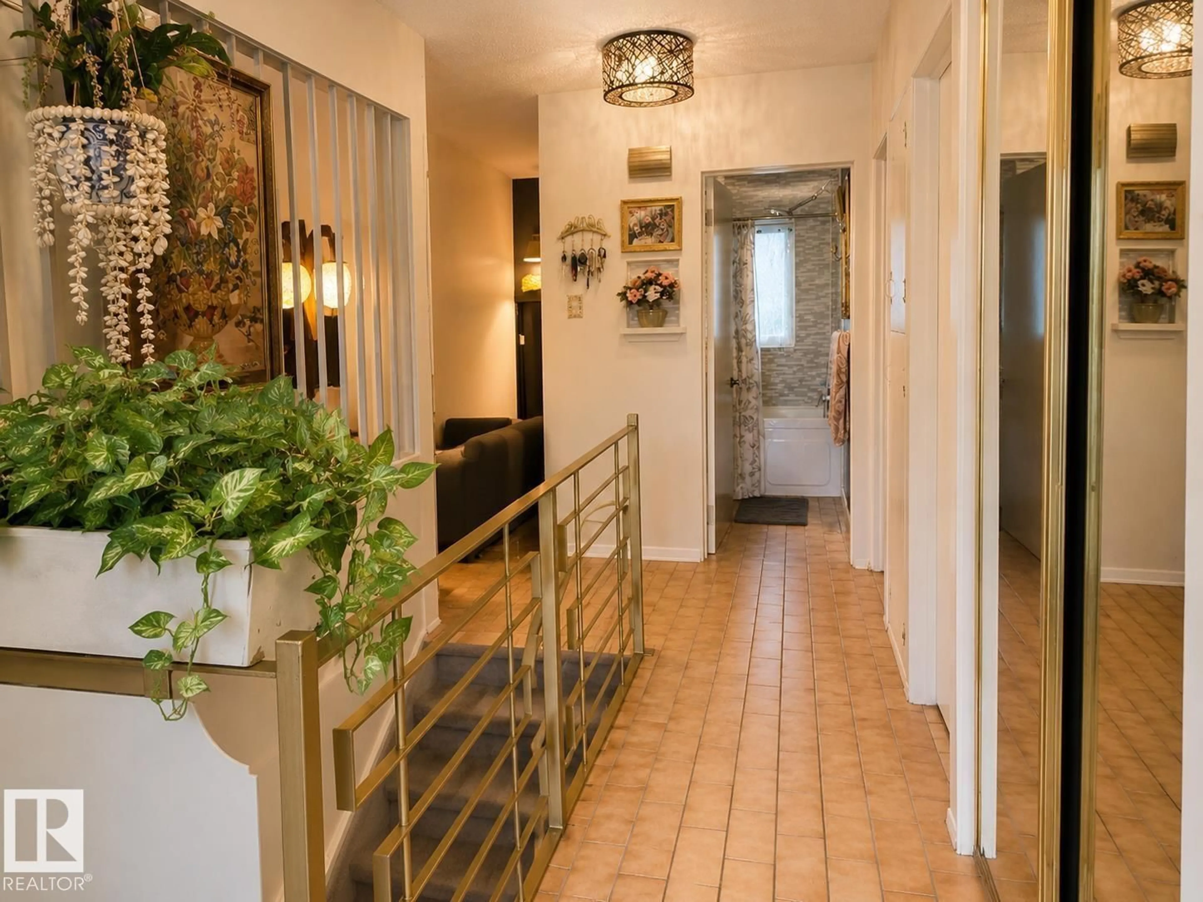Indoor foyer for NW - 10912 50 ST, Edmonton Alberta T6A2E8