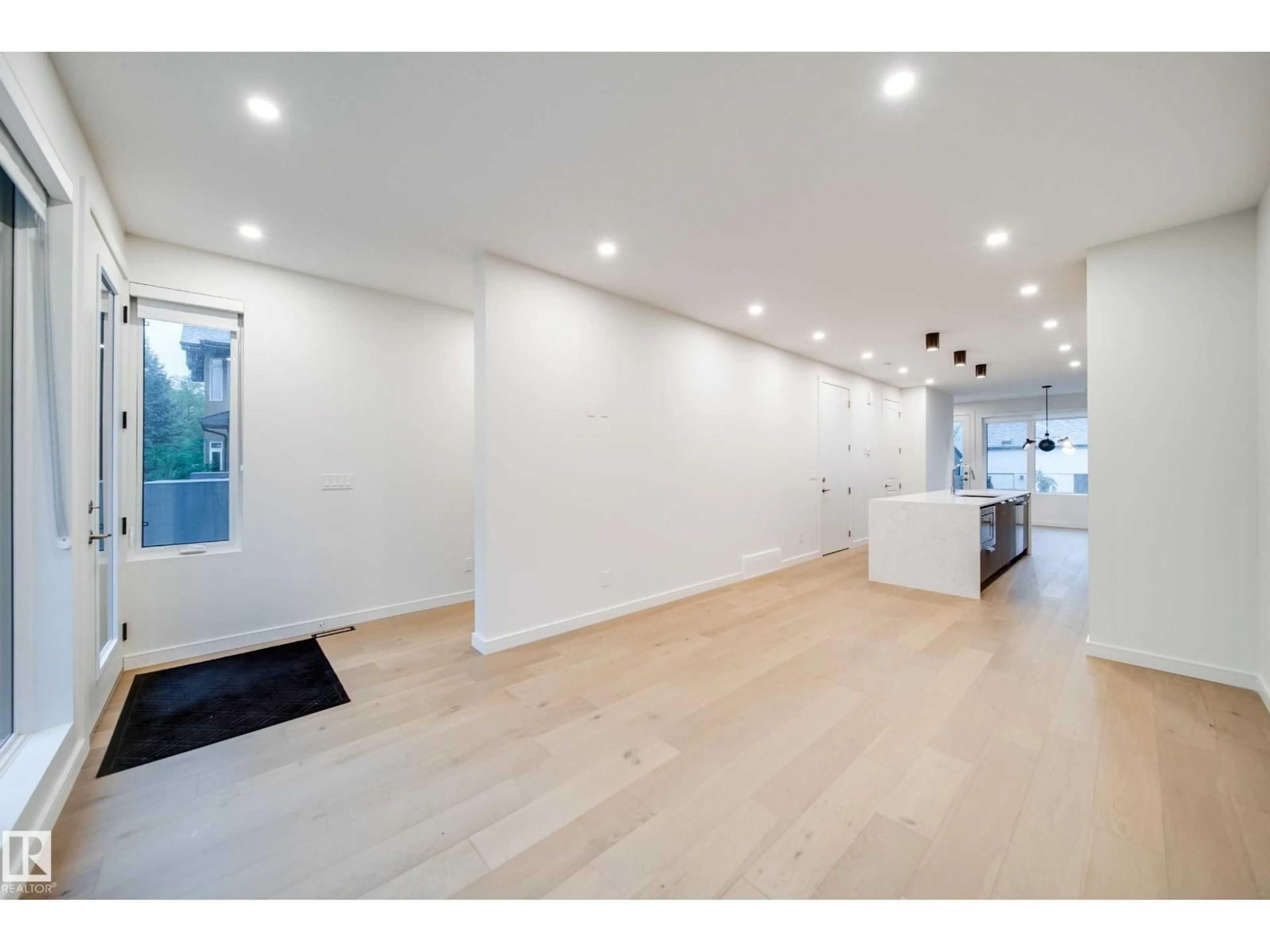 Indoor foyer for NW - 8719 83 AV, Edmonton Alberta T6C1B2