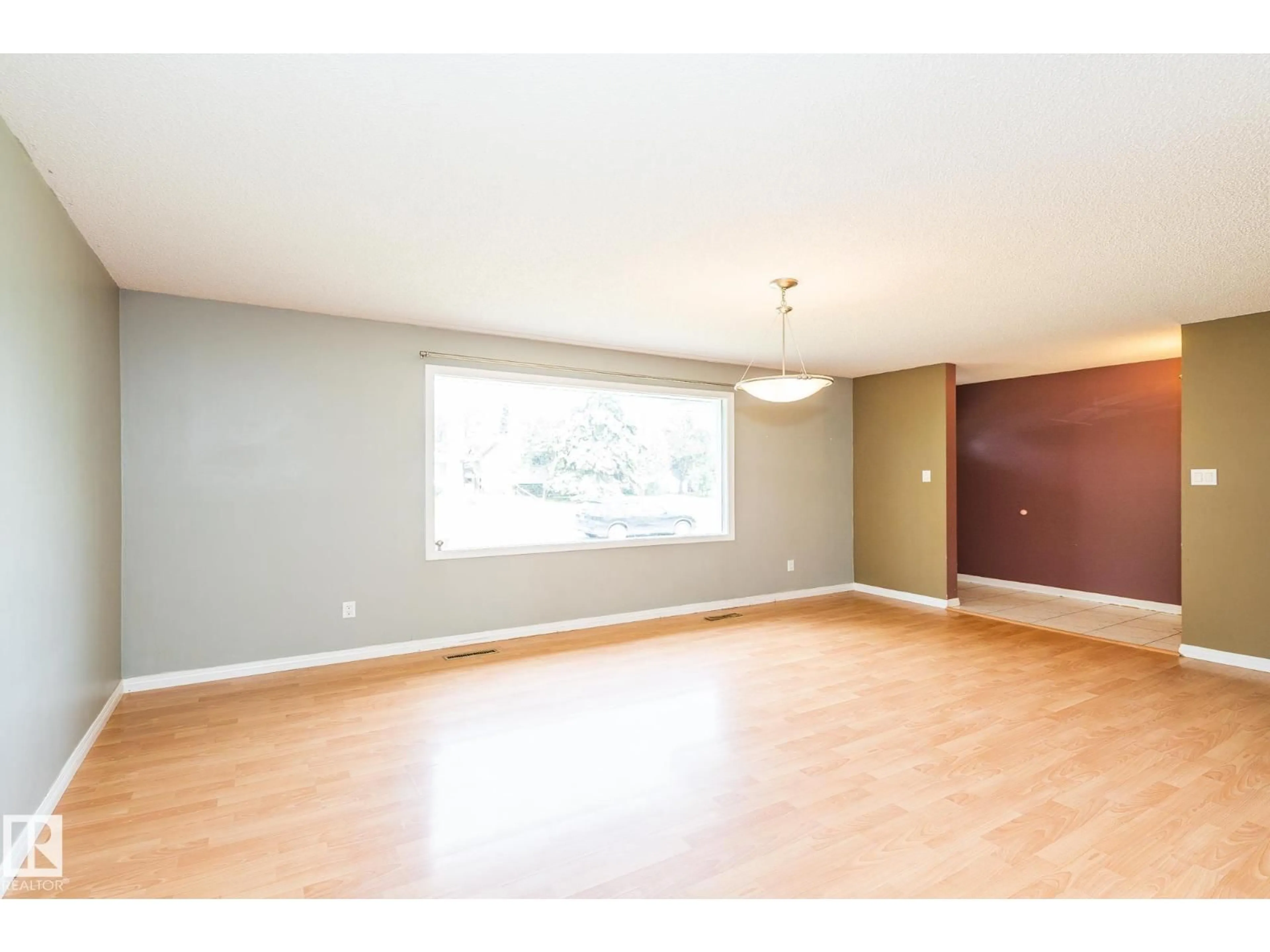 A pic of a room for 7543 149A AV, Edmonton Alberta T5C2W8