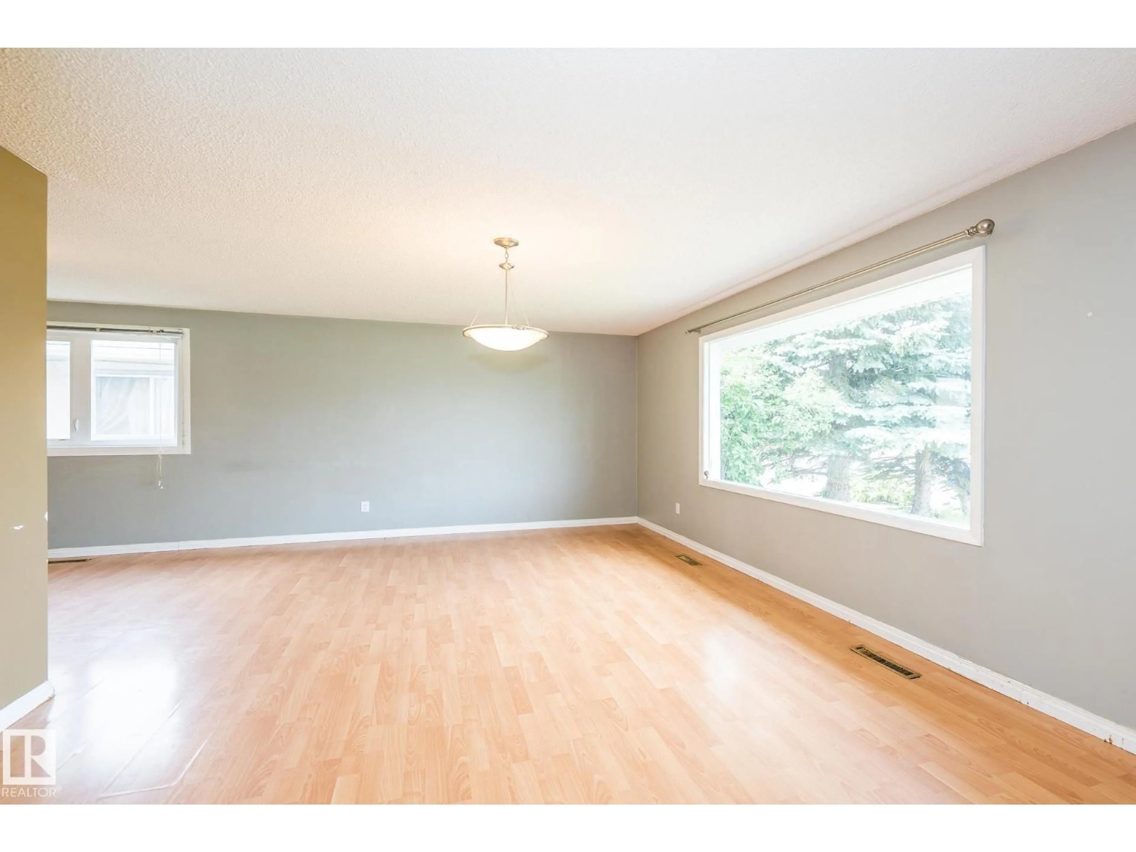 A pic of a room for 7543 149A AV, Edmonton Alberta T5C2W8