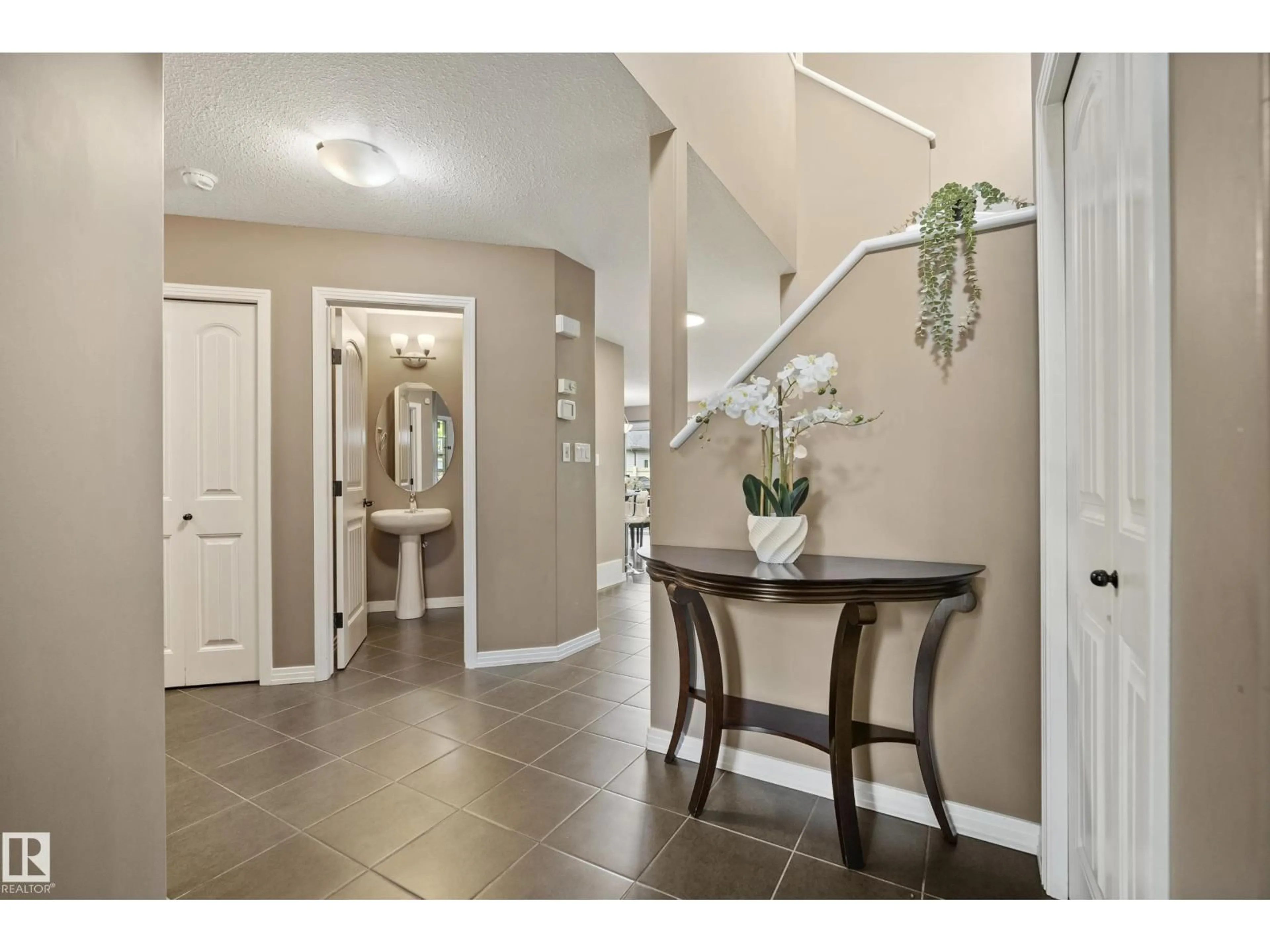 Indoor entryway for 6715 19 AV, Edmonton Alberta T6X0L9