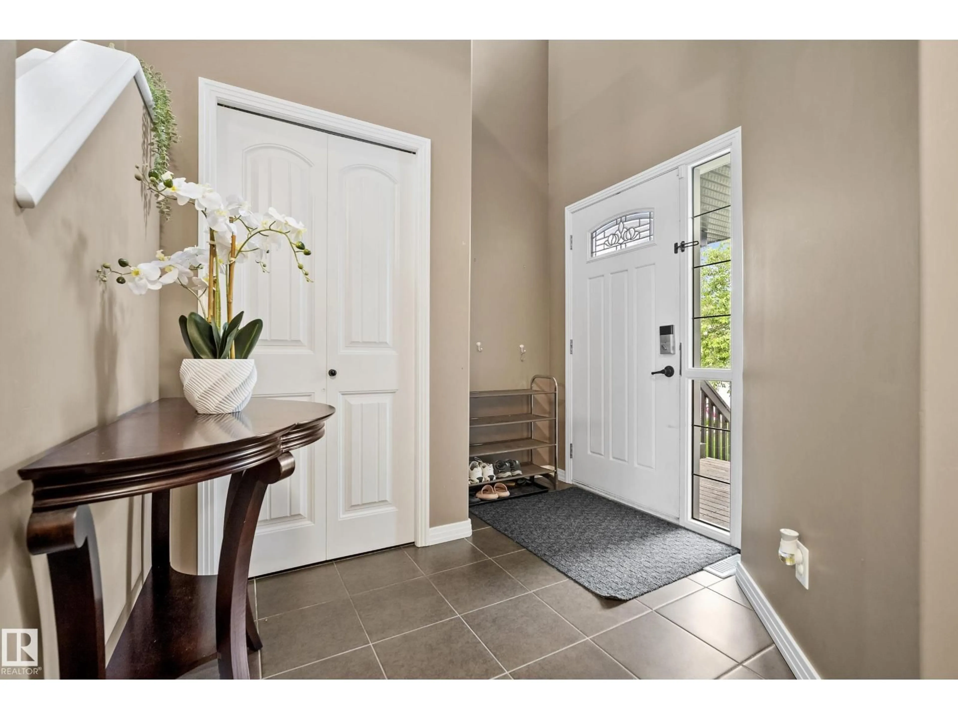 Indoor entryway for 6715 19 AV, Edmonton Alberta T6X0L9