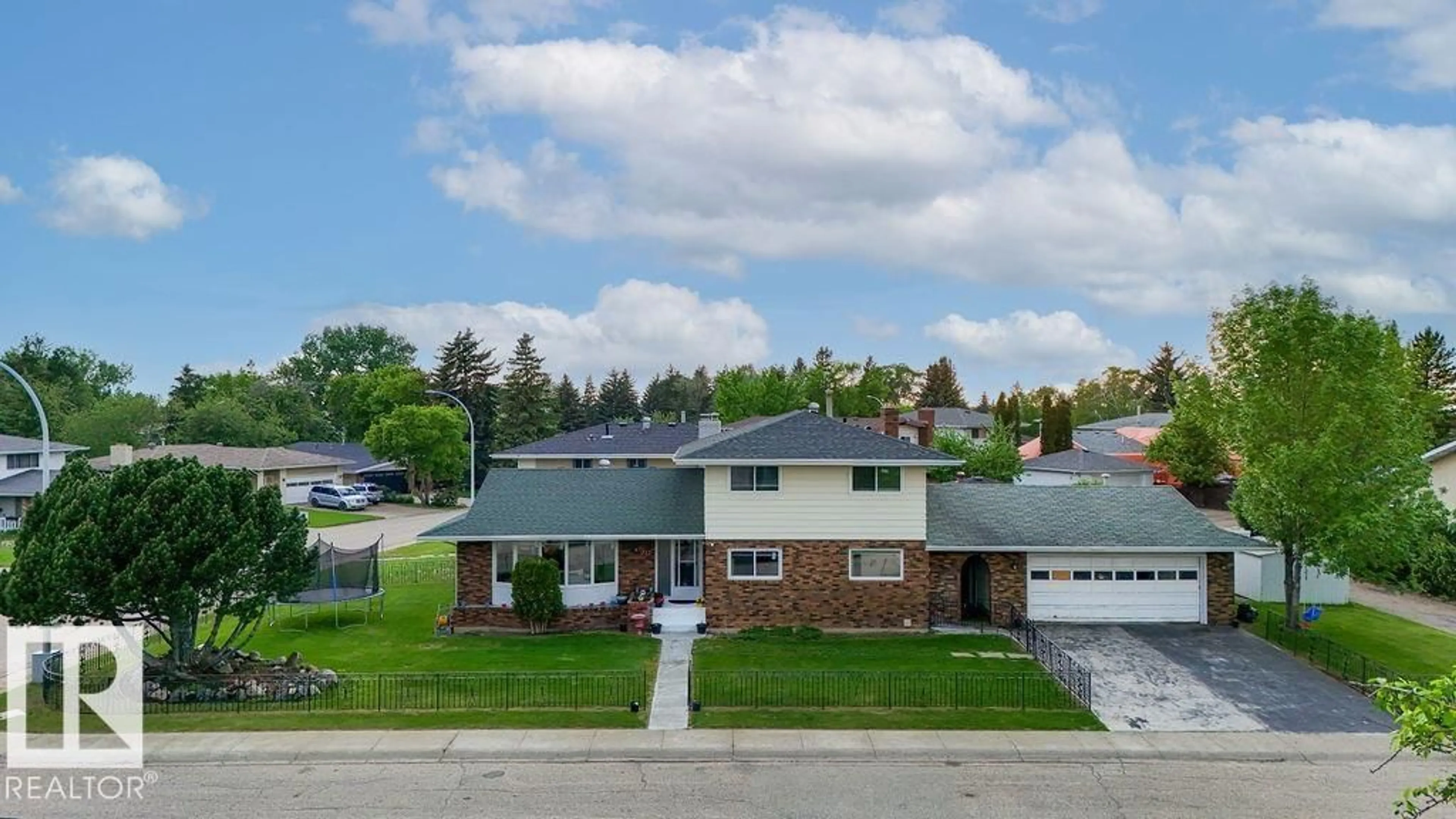 A pic from outside/outdoor area/front of a property/back of a property/a pic from drone, street for 712 LEE RIDGE RD, Edmonton Alberta T6K0P2