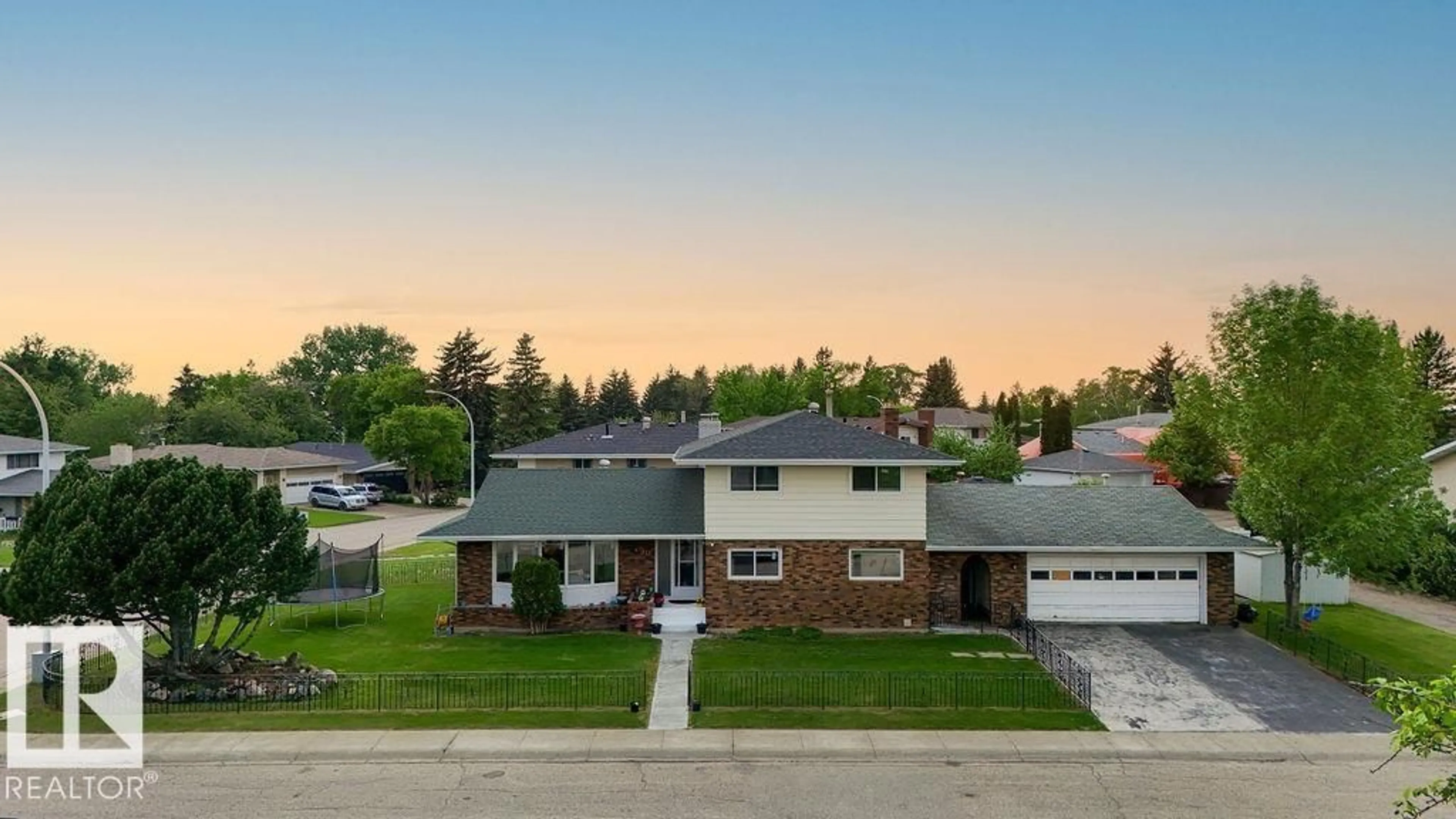 A pic from outside/outdoor area/front of a property/back of a property/a pic from drone, street for 712 LEE RIDGE RD, Edmonton Alberta T6K0P2