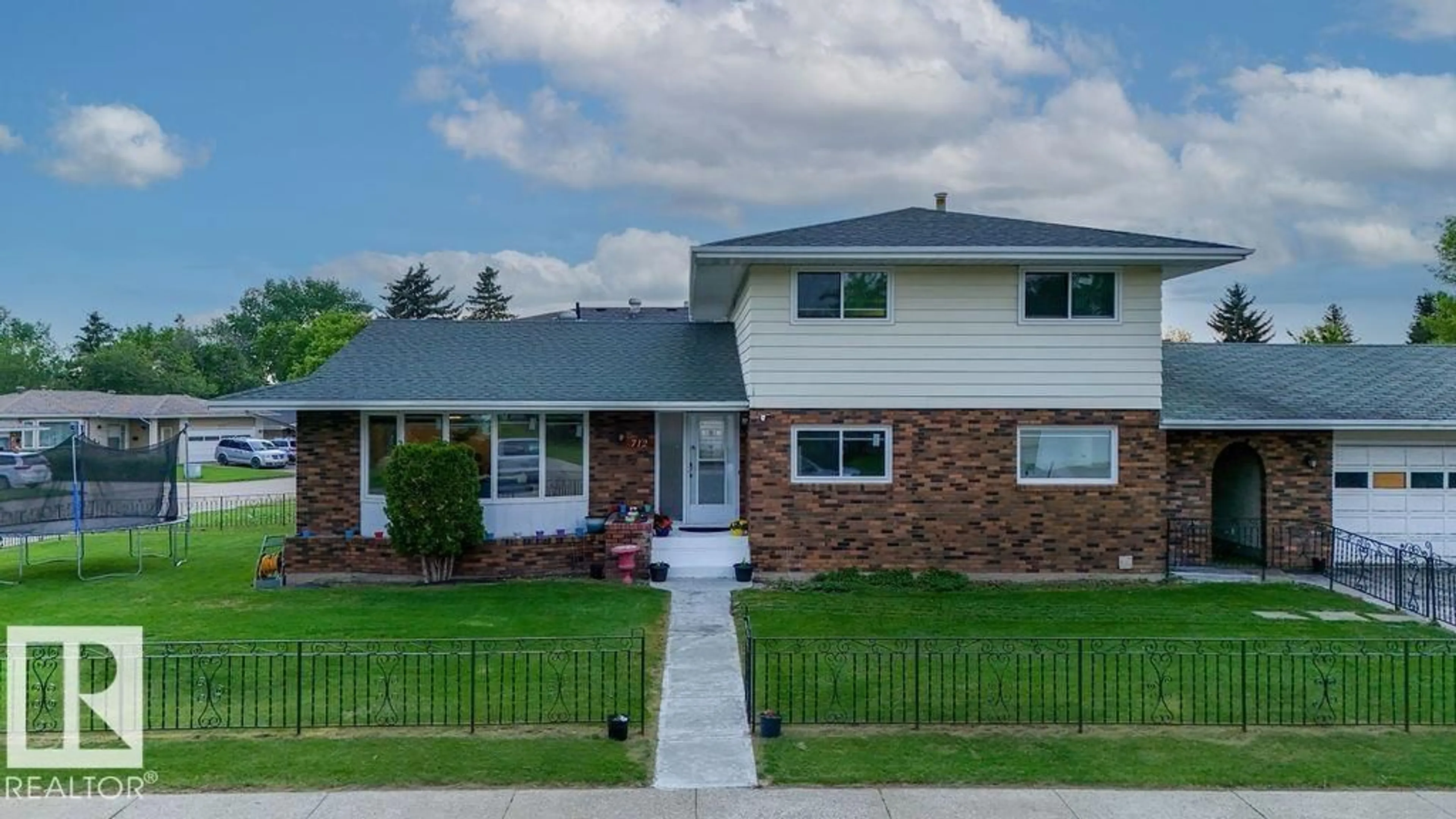 Home with vinyl exterior material, street for 712 LEE RIDGE RD, Edmonton Alberta T6K0P2