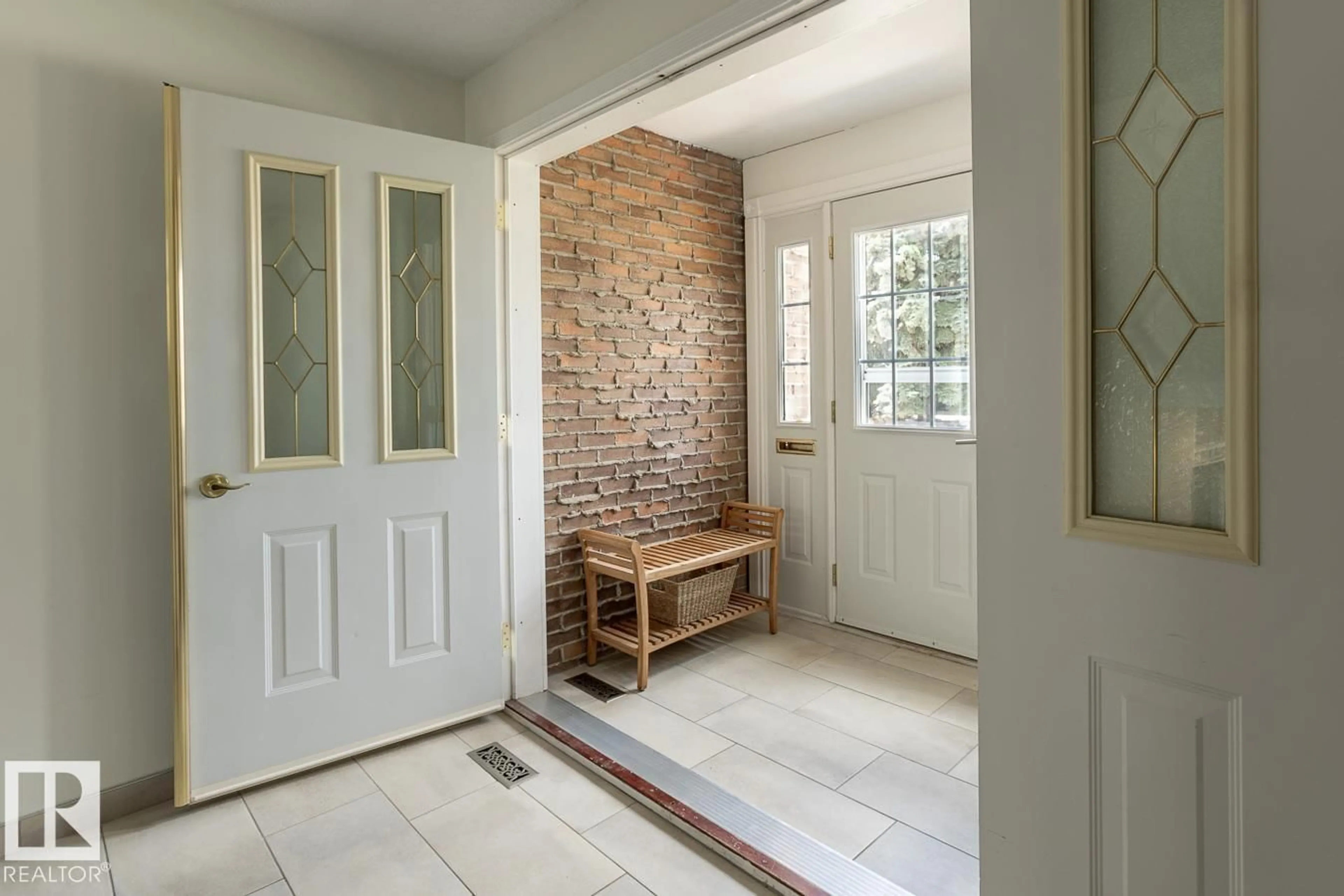 Indoor entryway for 18 GRANDVIEW RG, St. Albert Alberta T8N1T3
