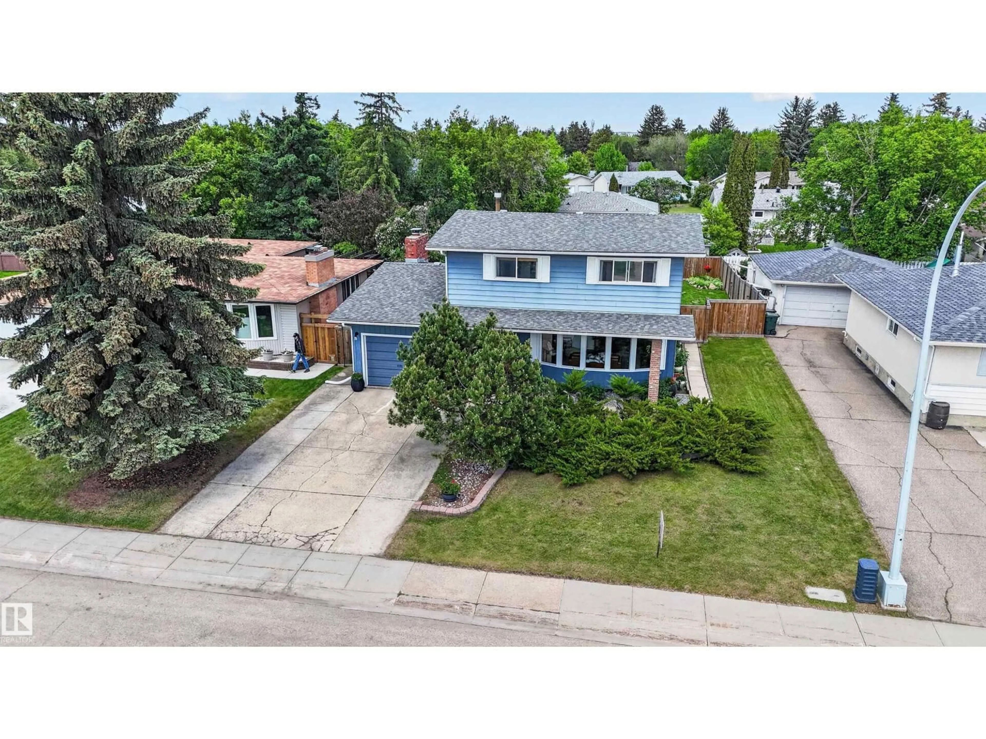 A pic from outside/outdoor area/front of a property/back of a property/a pic from drone, street for 11 FIFTH AV, Spruce Grove Alberta T7X2C5