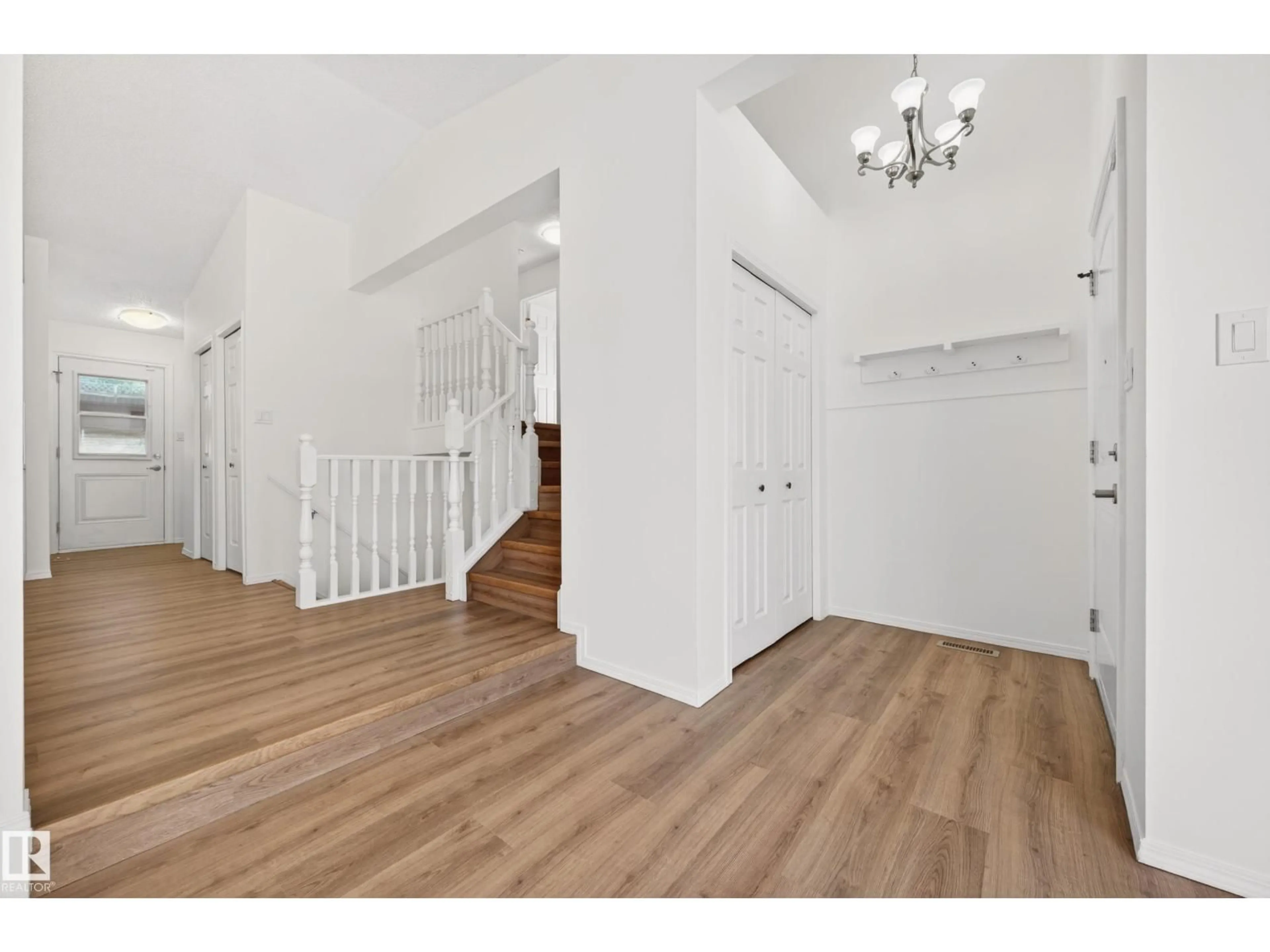 Indoor foyer for 18956 78 AV, Edmonton Alberta T5T5H7