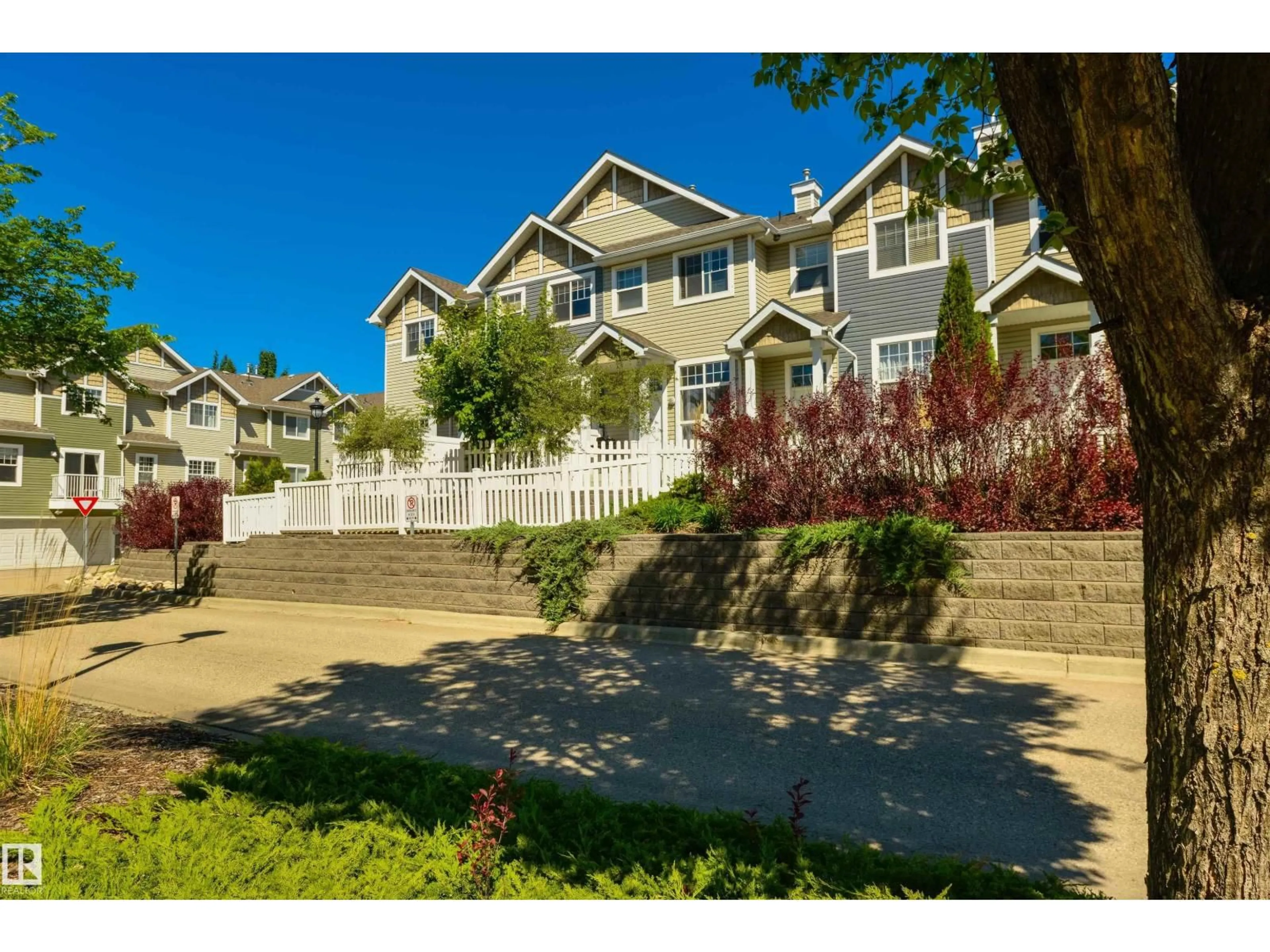 A pic from outside/outdoor area/front of a property/back of a property/a pic from drone, street for 189 5604 199 ST NW, Edmonton Alberta T6M2Z9