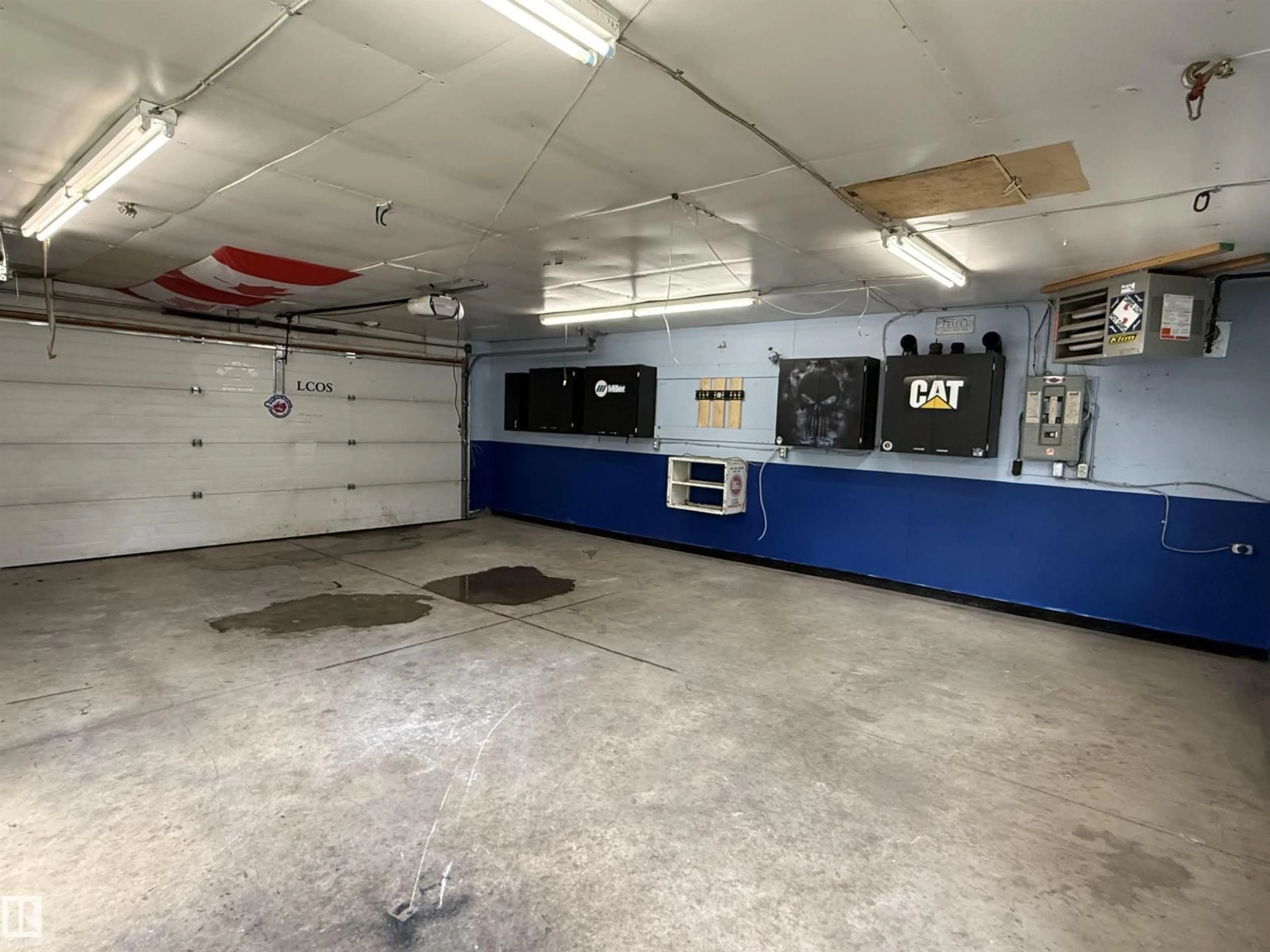 Indoor garage for 4708 47 ST, Drayton Valley Alberta T7A1H7