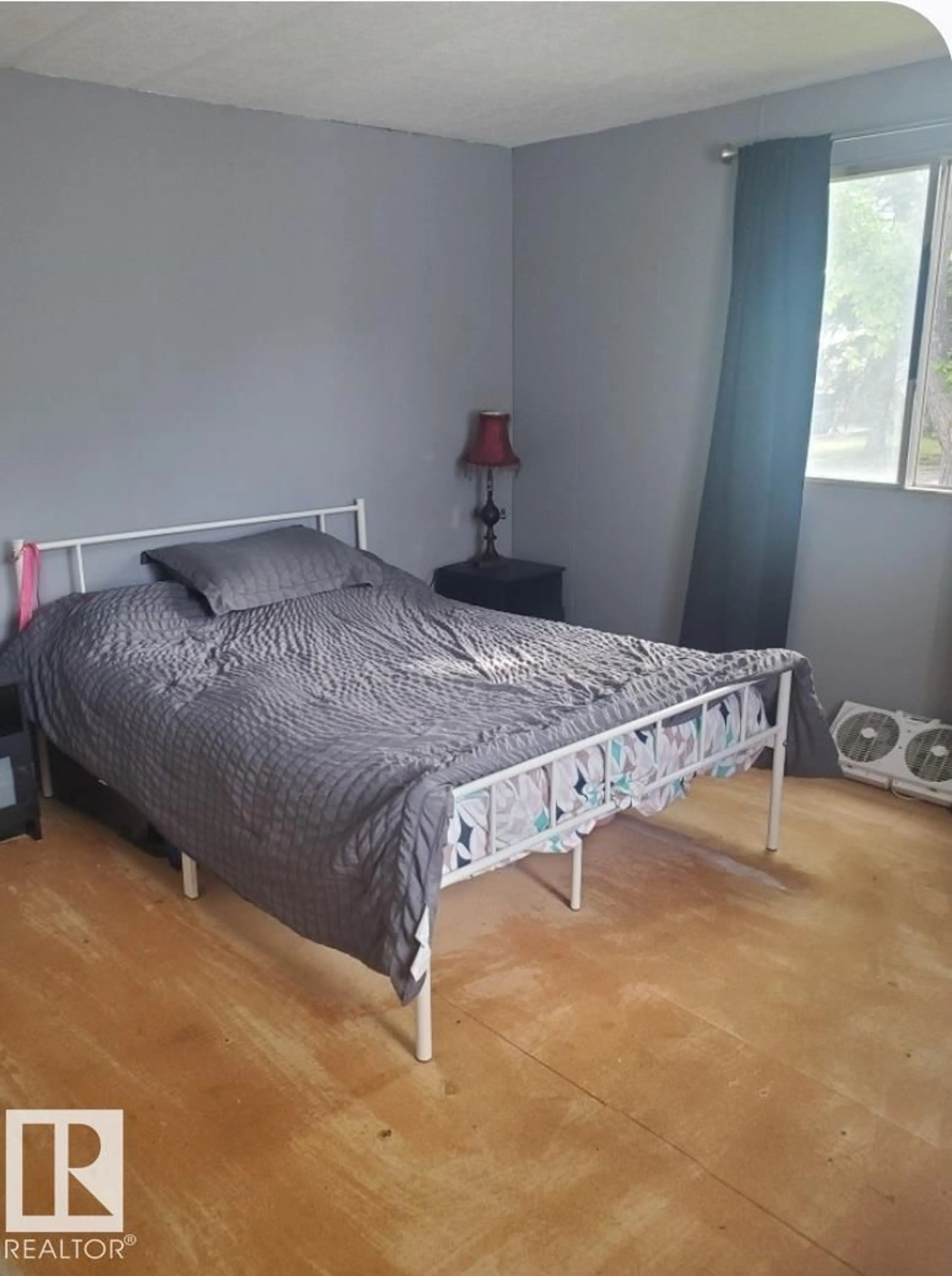 A pic of a room for 14 WILLOWDALE DR, Edmonton Alberta T6P1G4