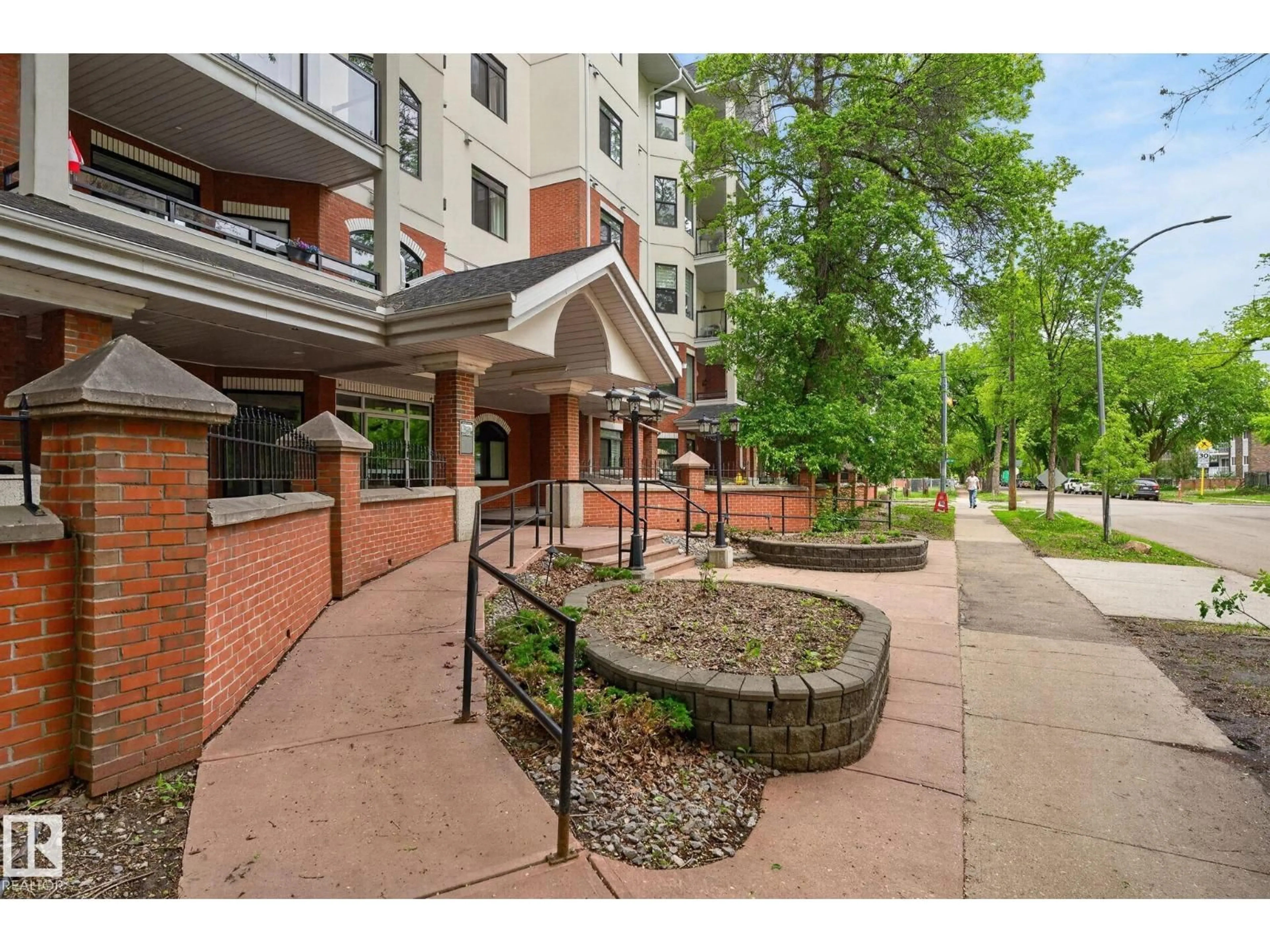 Patio, unknown for 10178 - 205 117 ST, Edmonton Alberta T5K2X9
