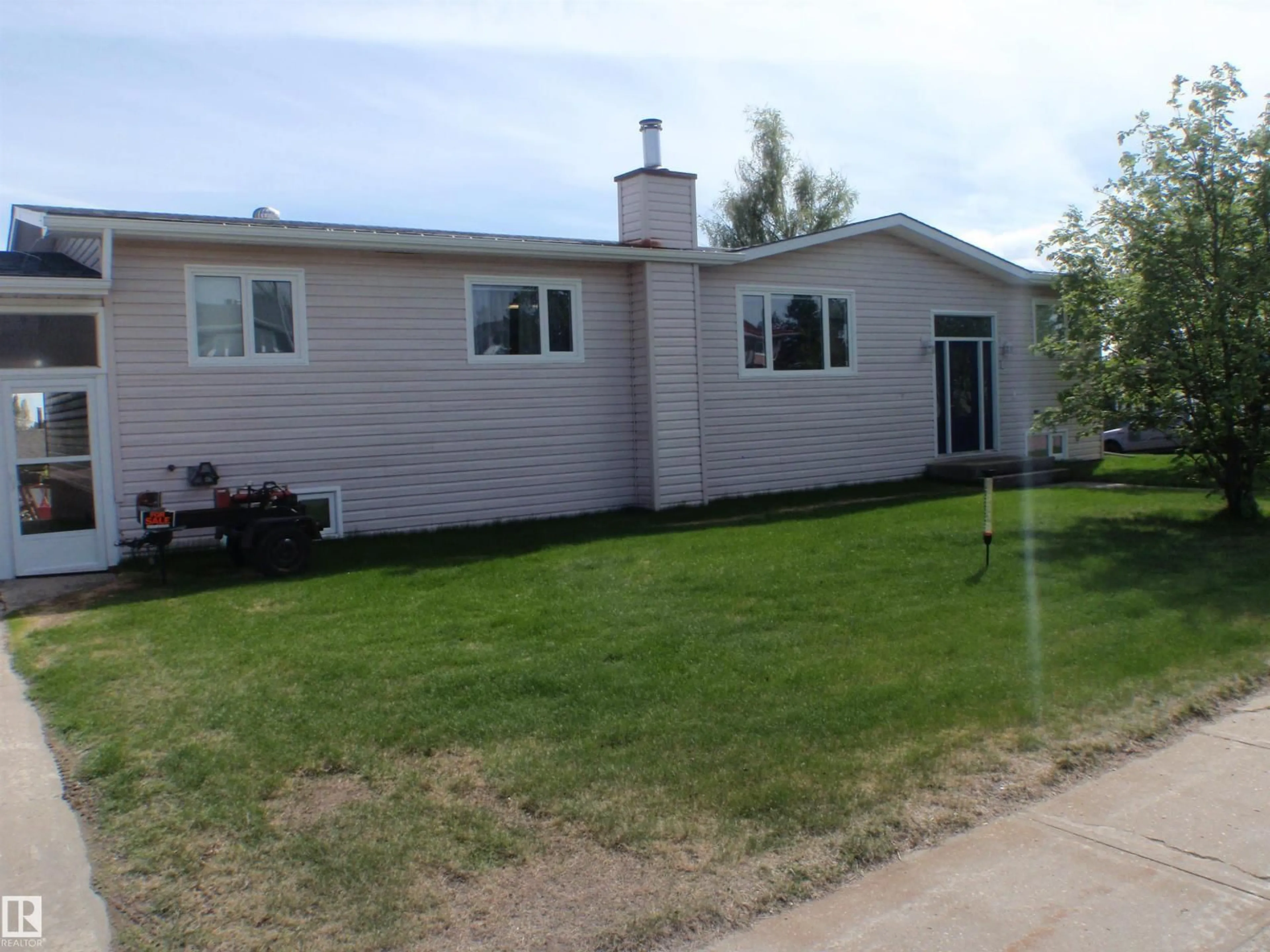 Home with vinyl exterior material, street for 3 HILLSIDE AV, Swan Hills Alberta T0G2C0