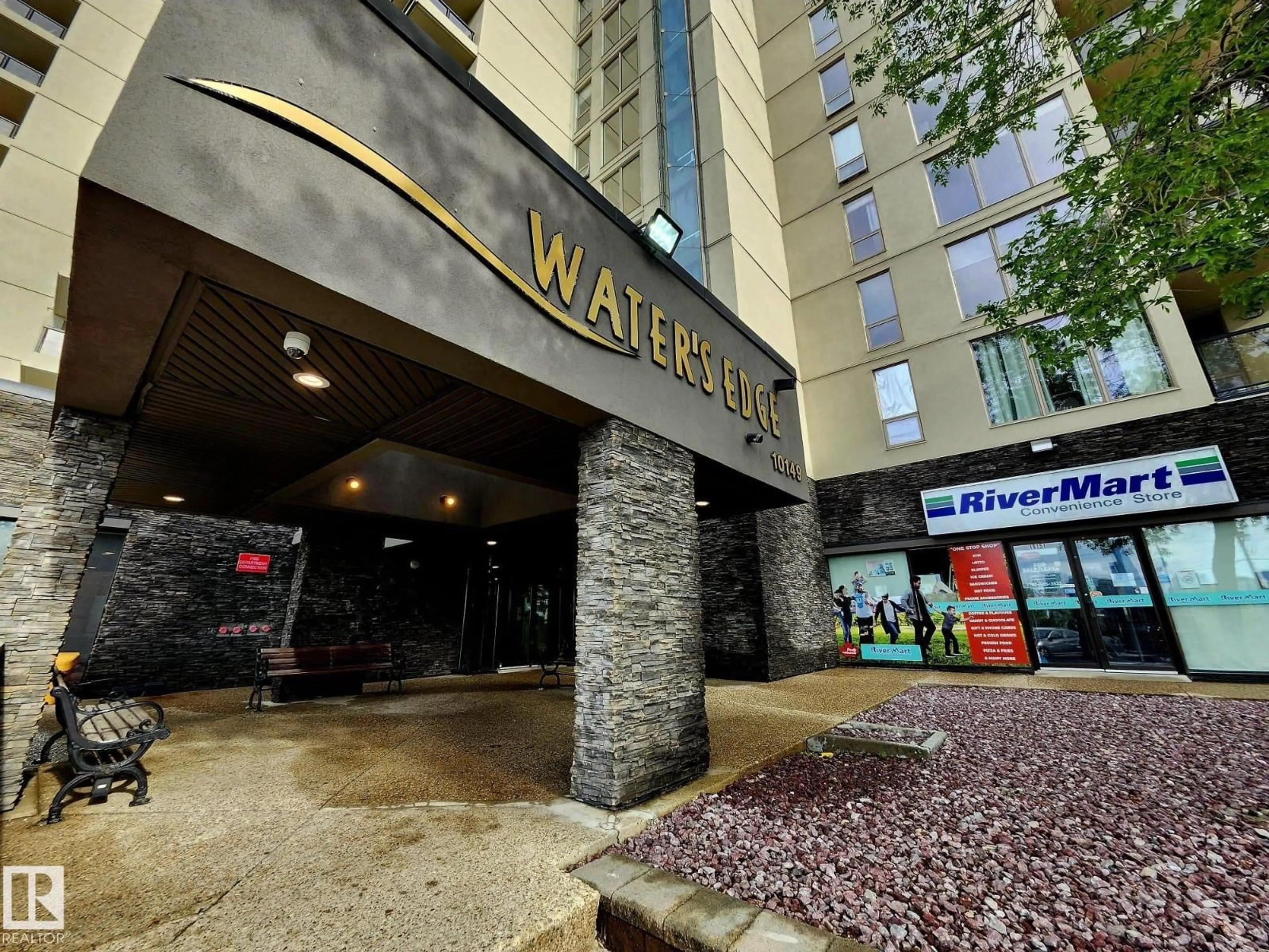 Indoor foyer for 1600 SASKATCHEWAN DR, Edmonton Alberta T6E6B6