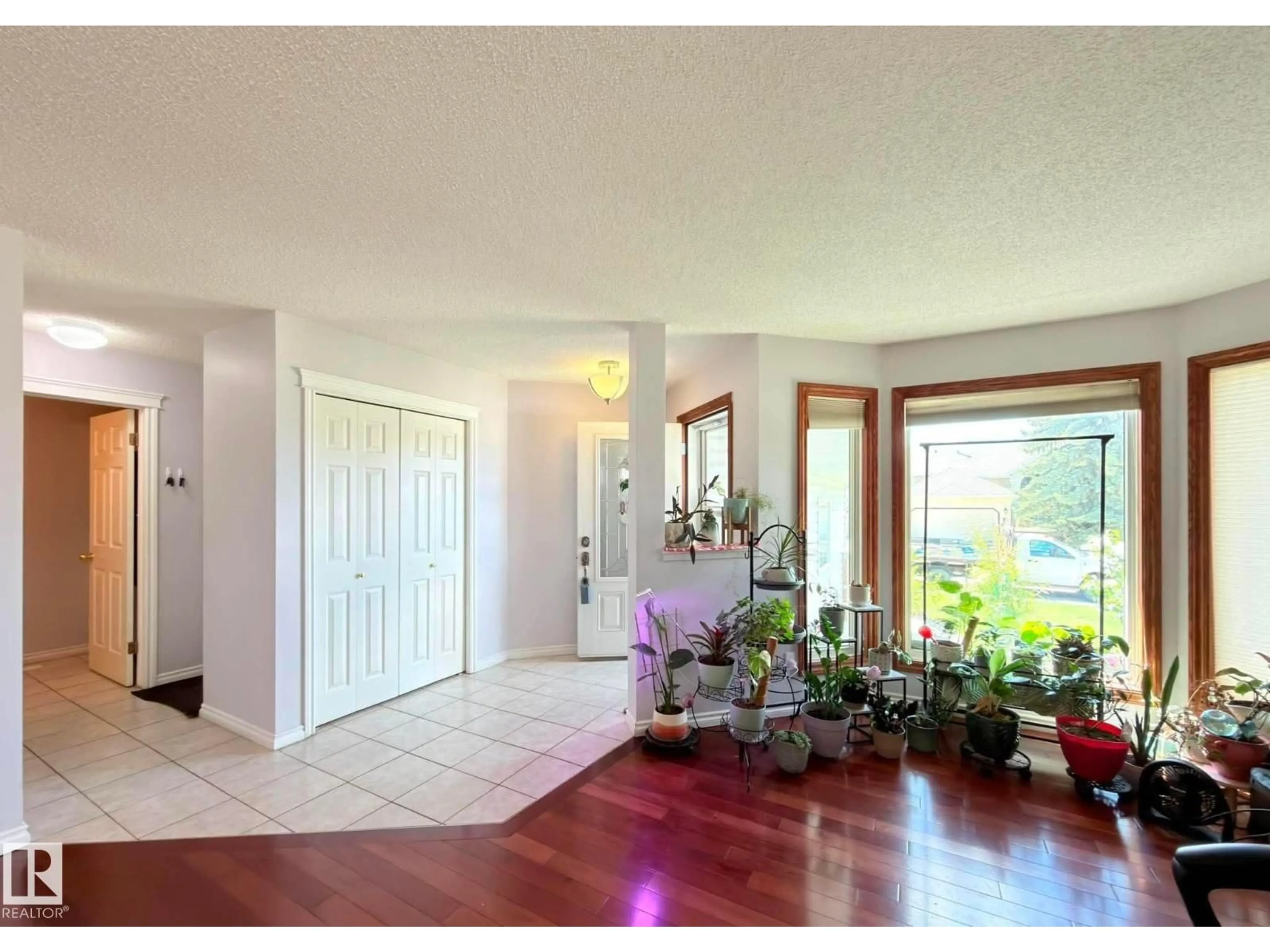 Indoor entryway for NW - 825 112B ST, Edmonton Alberta T6J6W3