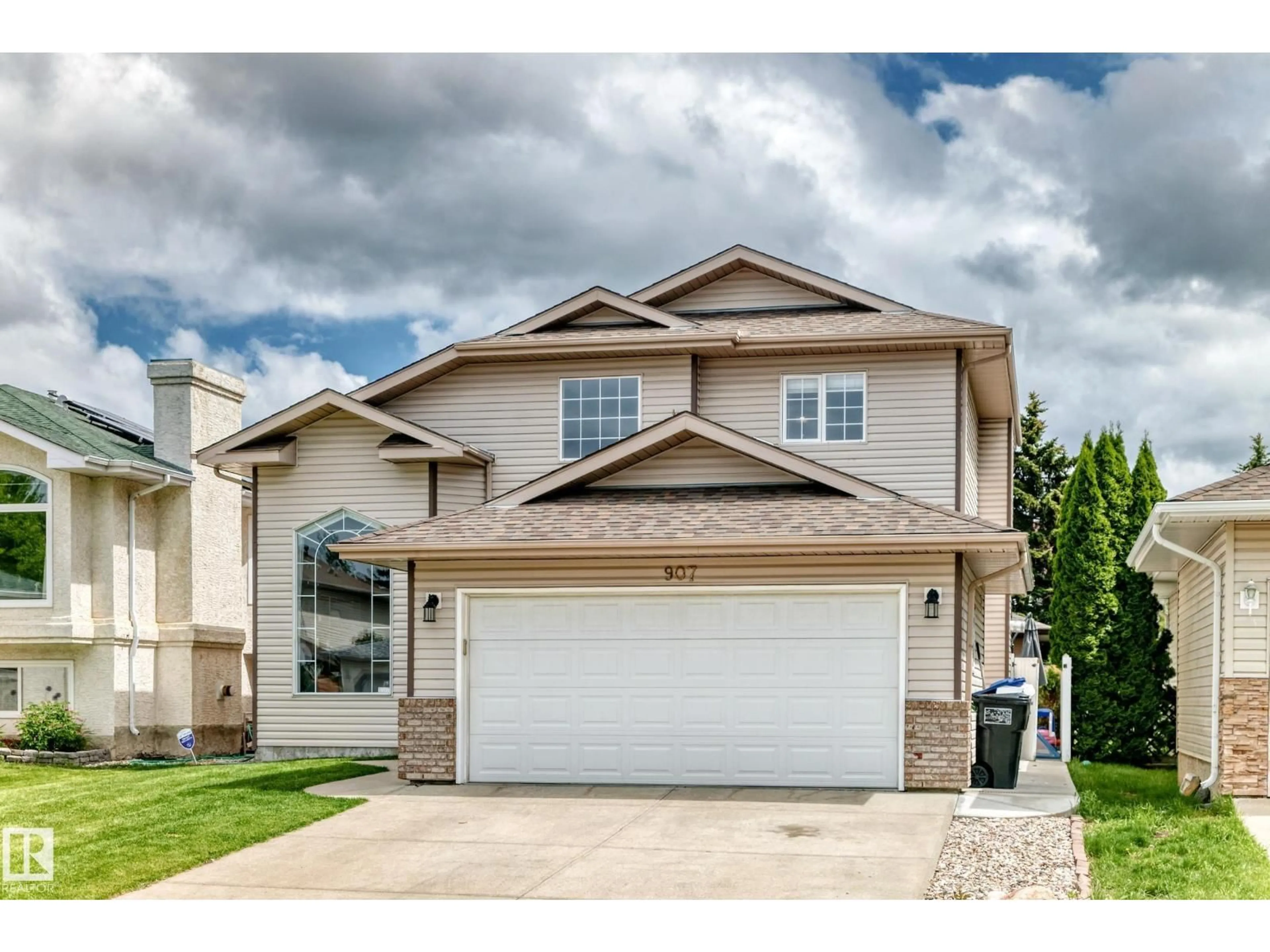 Home with vinyl exterior material, street for 907 115 ST, Edmonton Alberta T6J6X8