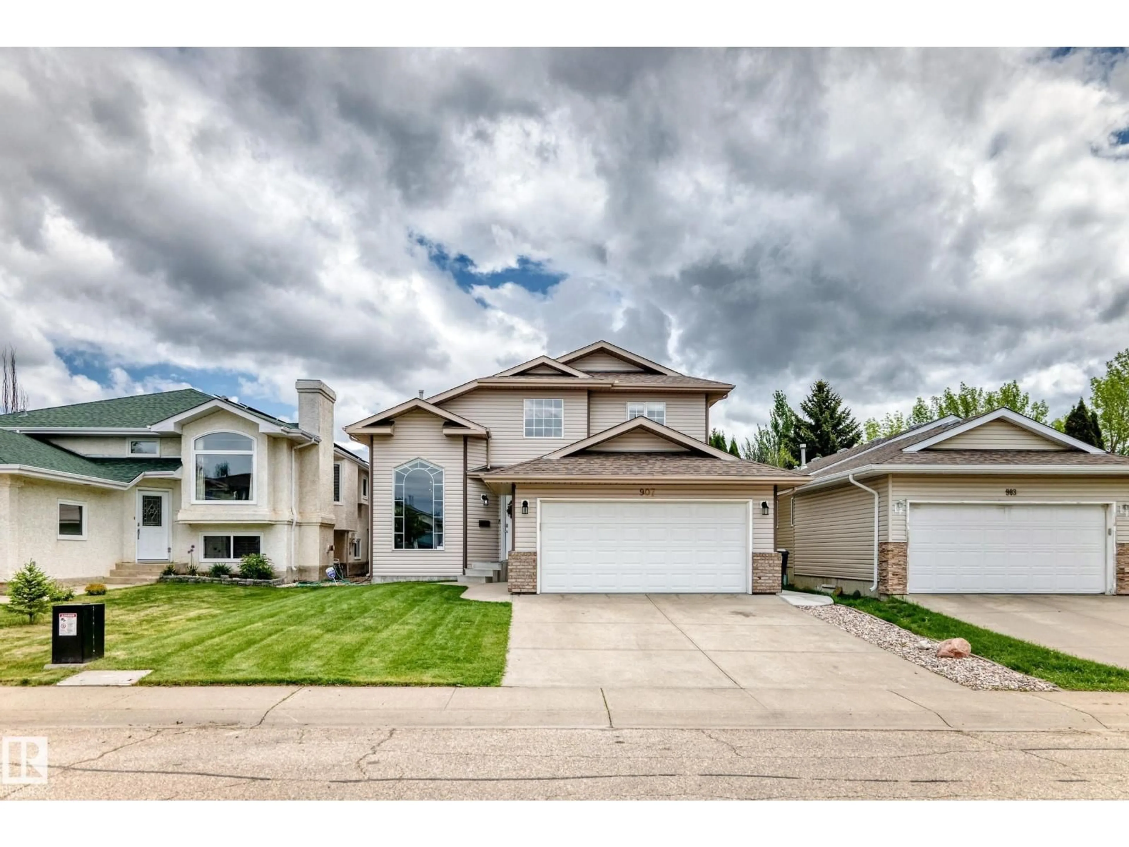 Home with vinyl exterior material, street for 907 115 ST, Edmonton Alberta T6J6X8