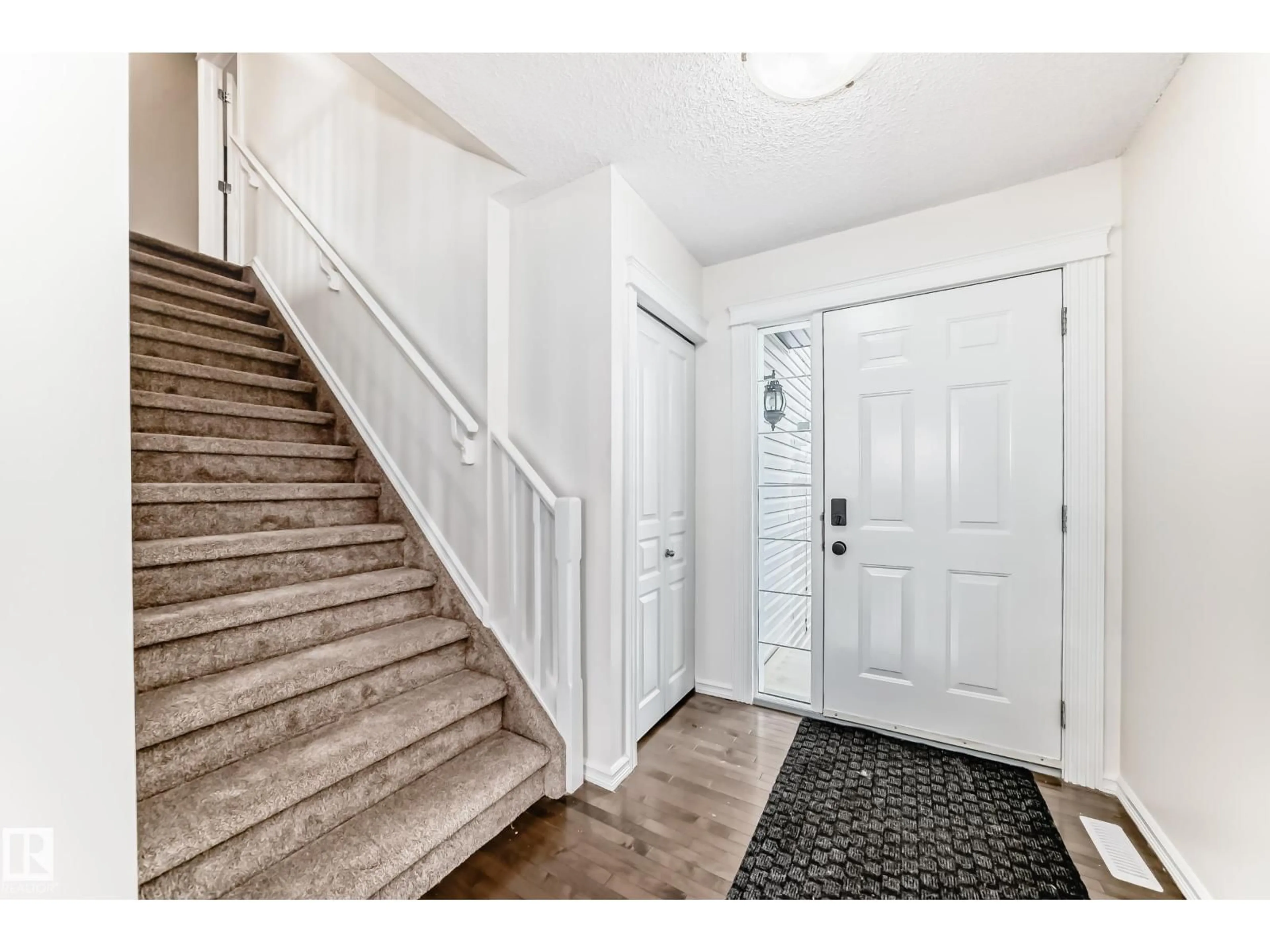 Indoor entryway for 21208 89A AVENUE, Edmonton Alberta T5T6V5