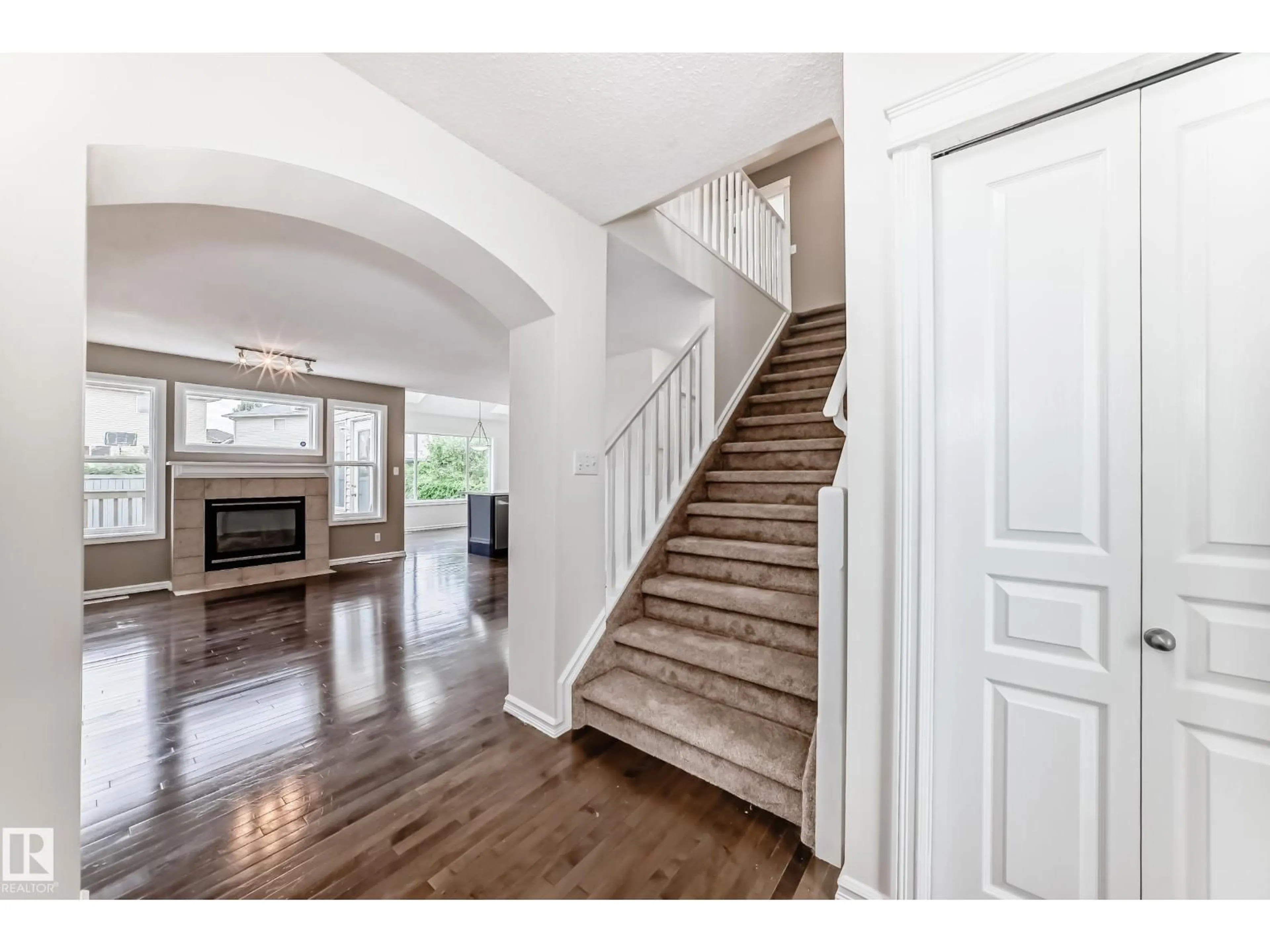 Indoor entryway for 21208 89A AVENUE, Edmonton Alberta T5T6V5
