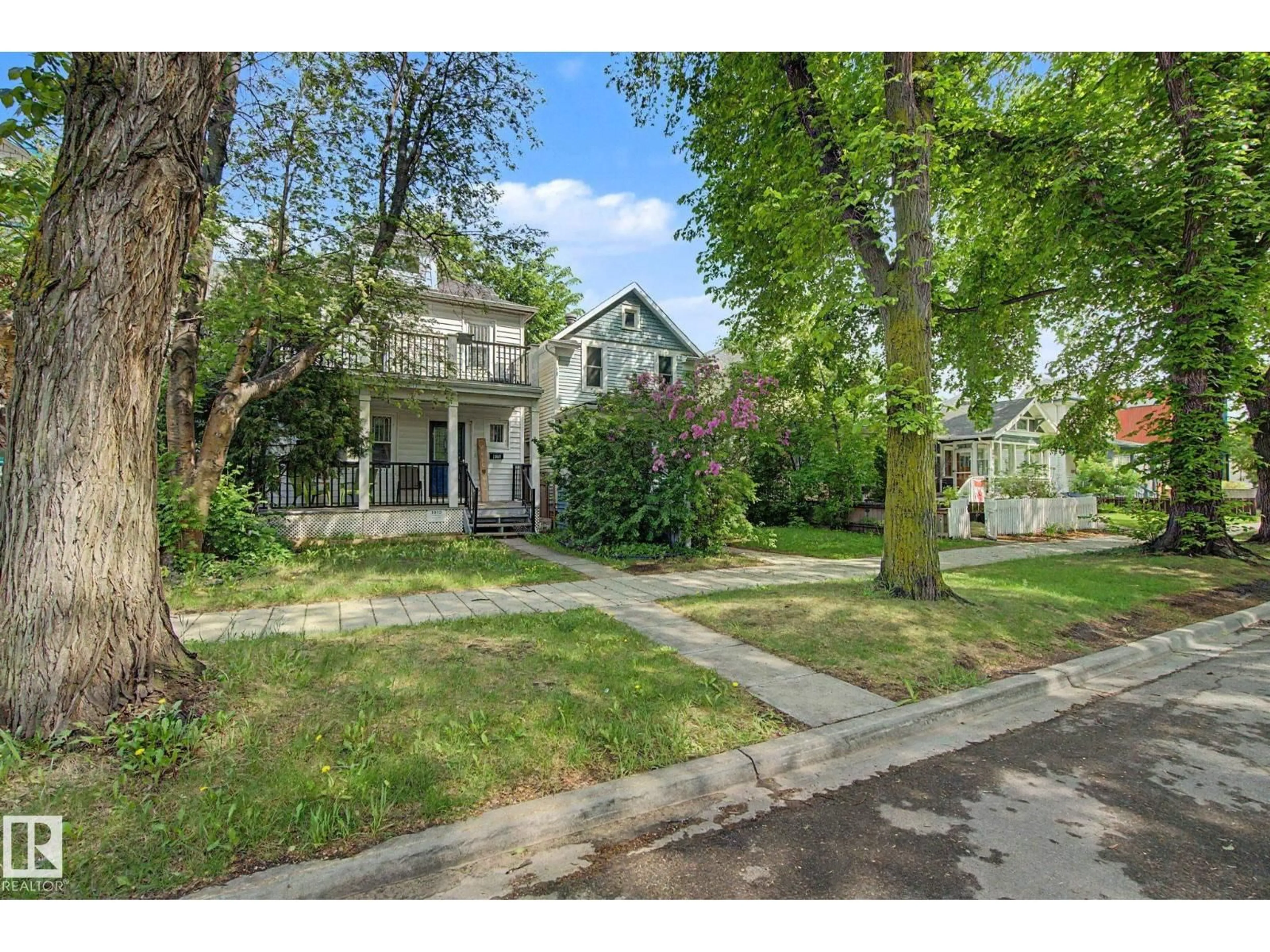 A pic from outside/outdoor area/front of a property/back of a property/a pic from drone, street for 10647 125 ST, Edmonton Alberta T5N1T7