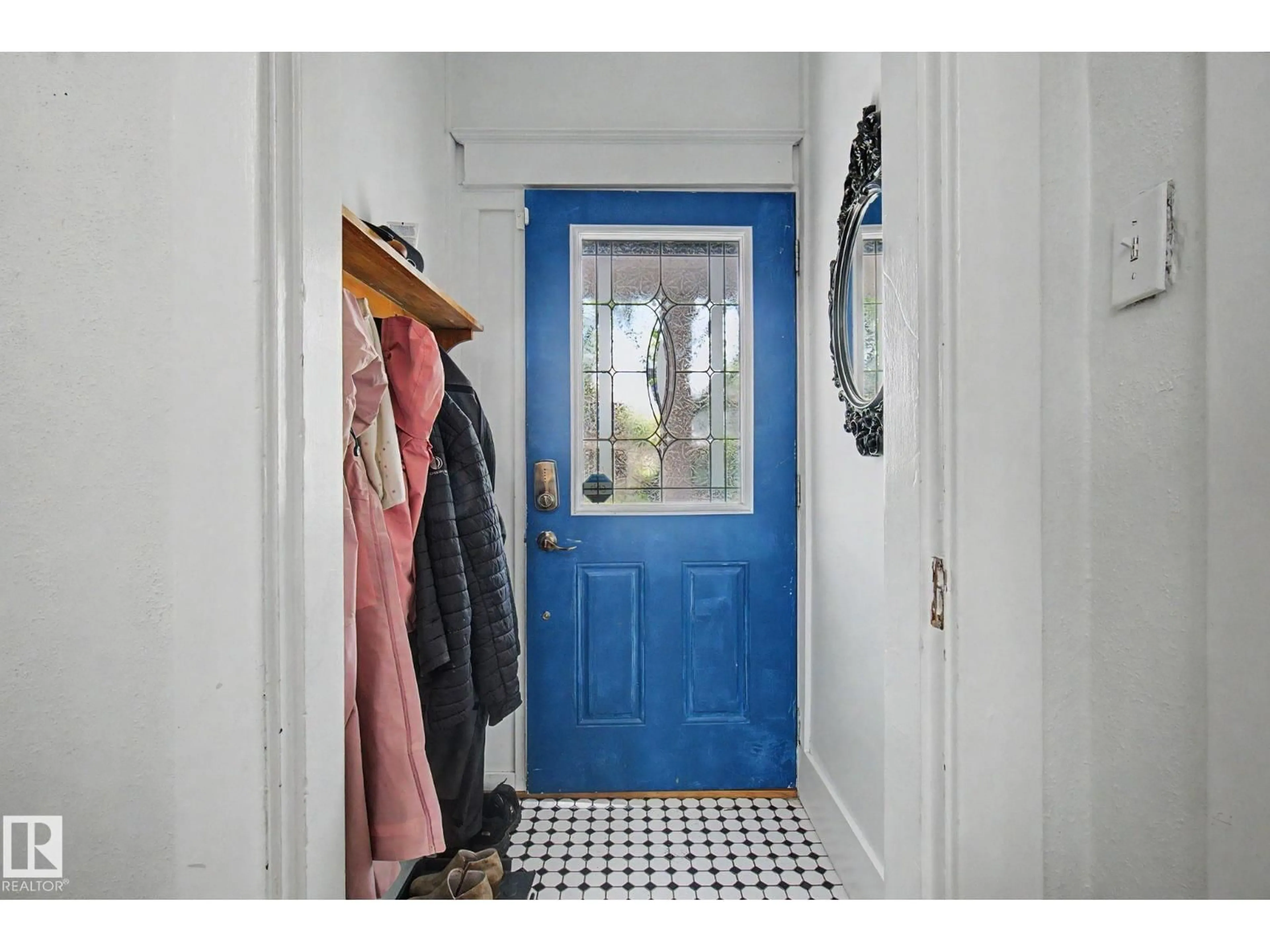 Indoor entryway for 10647 125 ST, Edmonton Alberta T5N1T7