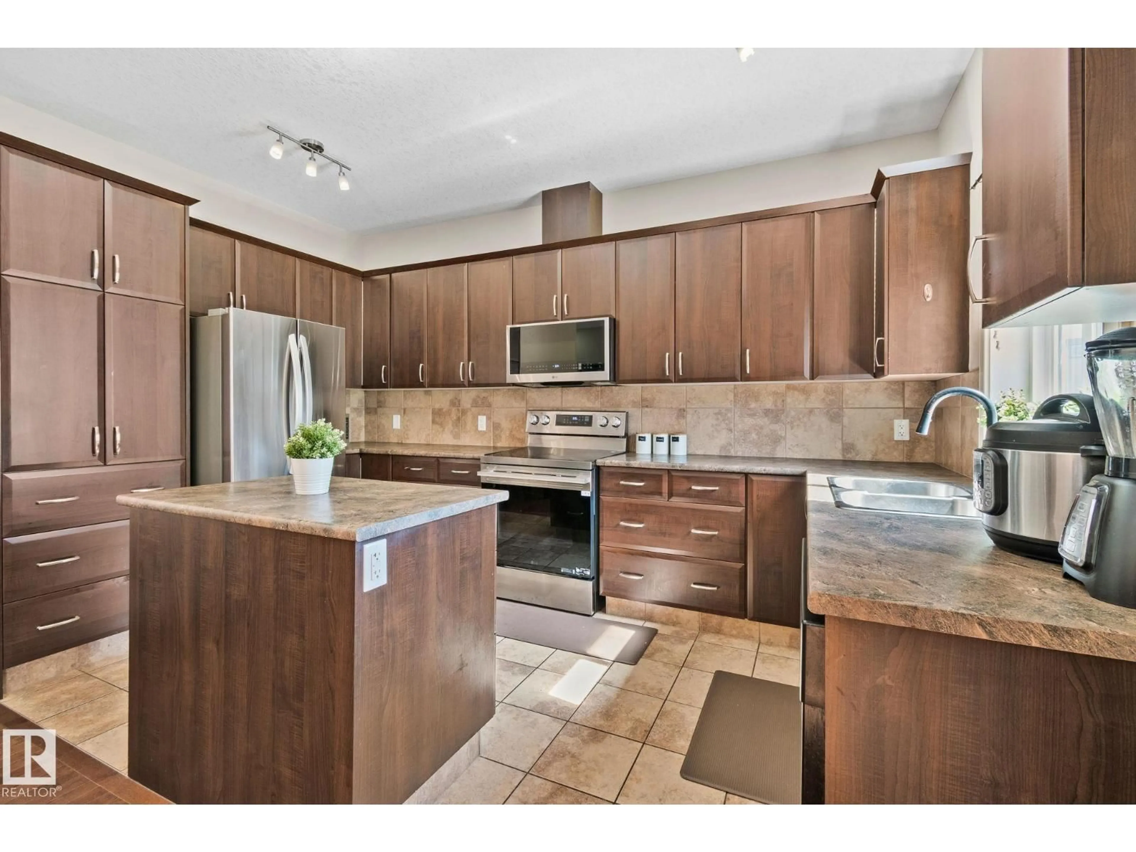 Open concept kitchen, ceramic/tile floor for #2 - 450 MCCONACHIE WY, Edmonton Alberta T5Y0S8
