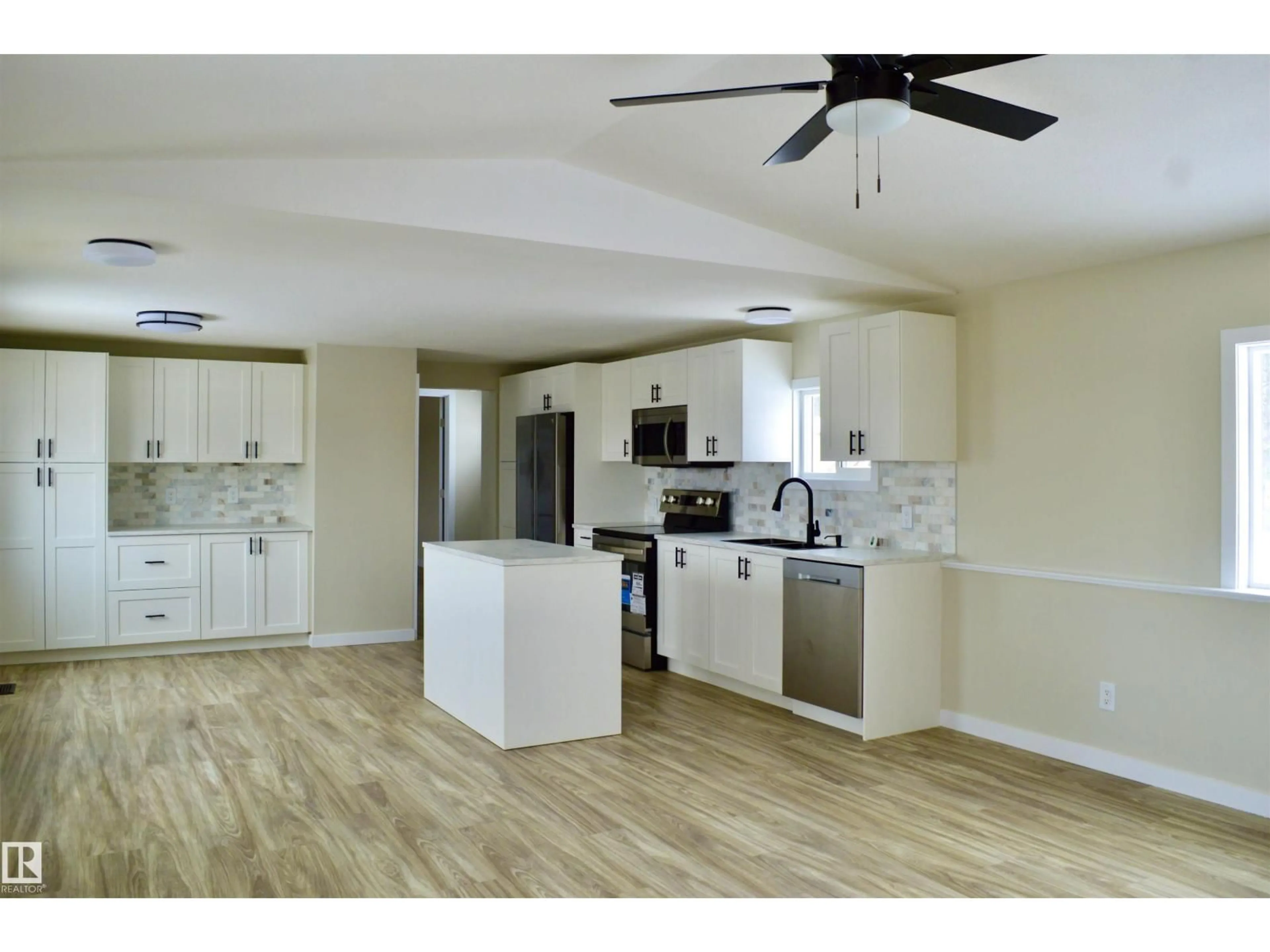 Open concept kitchen, unknown for 735 PARKLAND BROOK, Rural Parkland County Alberta T7X3N3