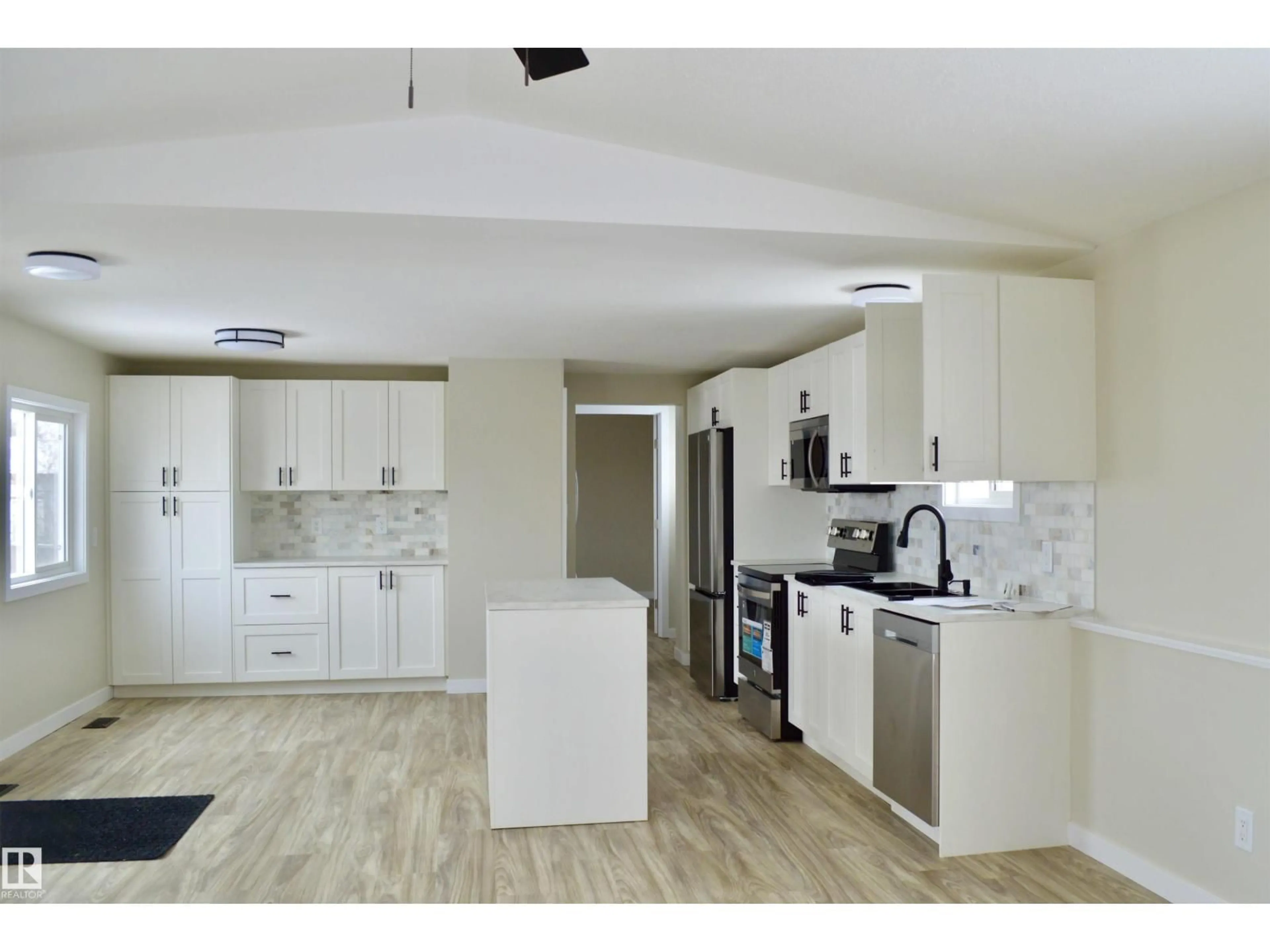 Open concept kitchen, unknown for 735 PARKLAND BROOK, Rural Parkland County Alberta T7X3N3