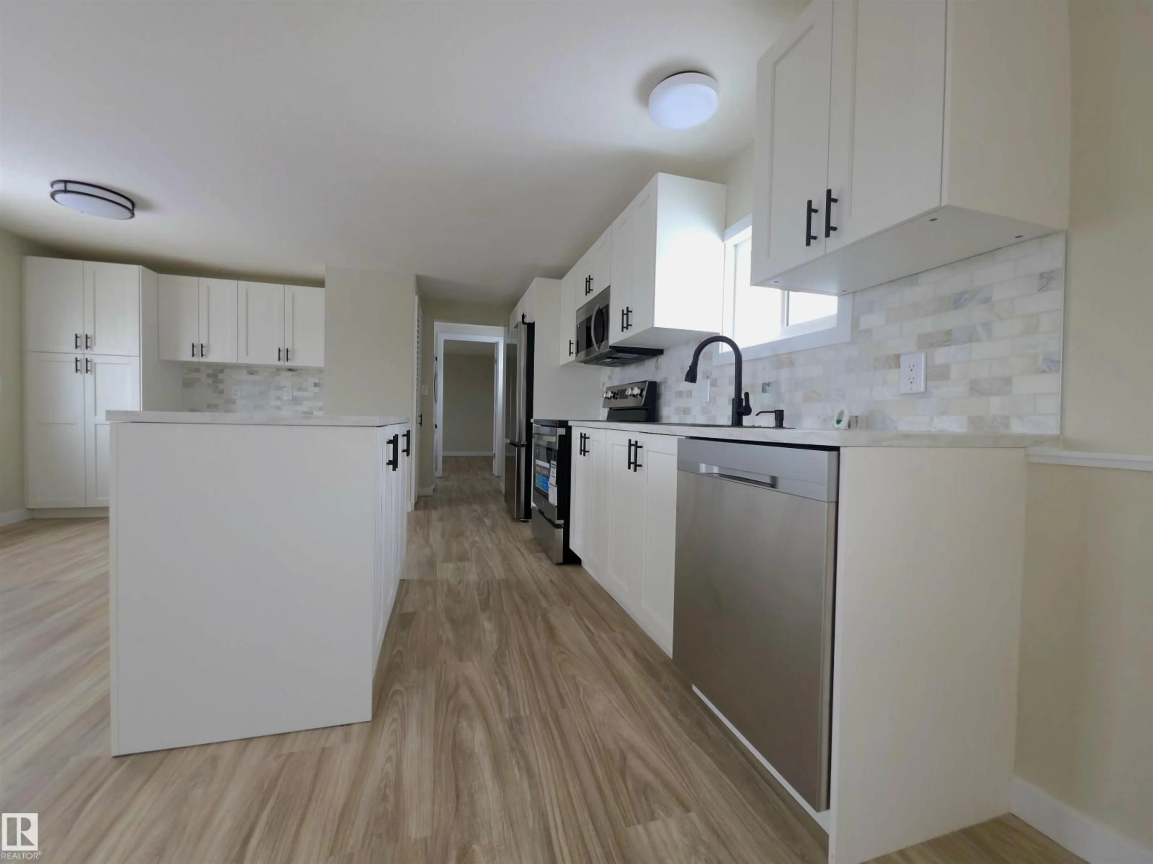 Standard kitchen, wood/laminate floor for 735 PARKLAND BROOK, Rural Parkland County Alberta T7X3N3