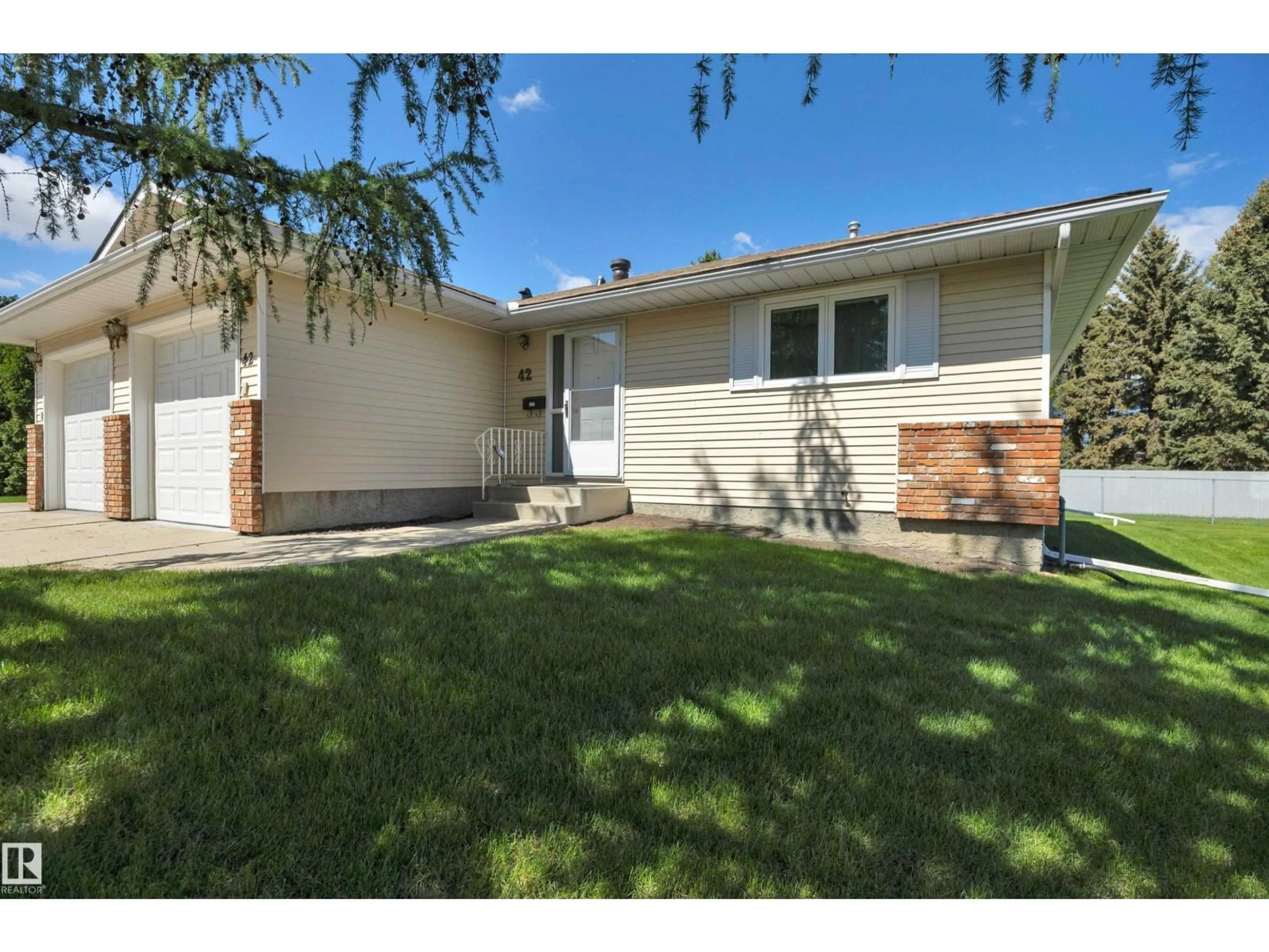 Home with vinyl exterior material, street for 2 - 42 GEORGIAN WY, Sherwood Park Alberta T8A5K3