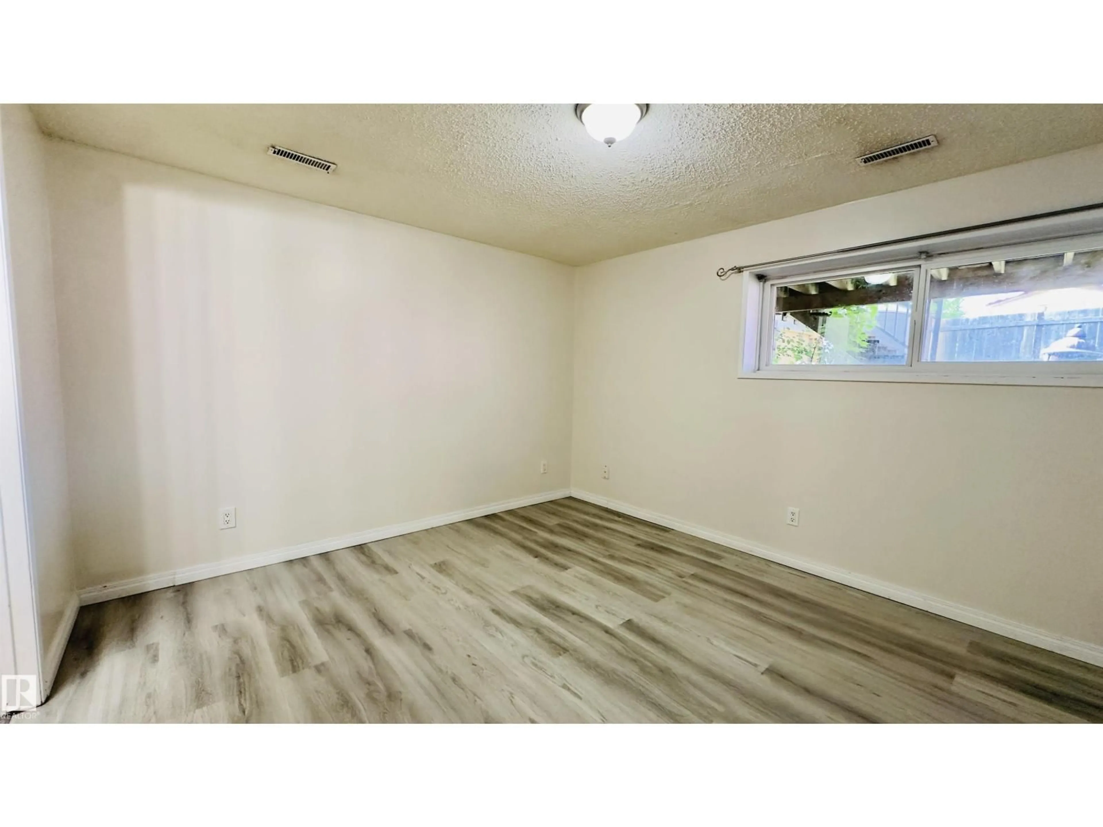 A pic of a room for 3609 43 AV, Edmonton Alberta T6L4J5