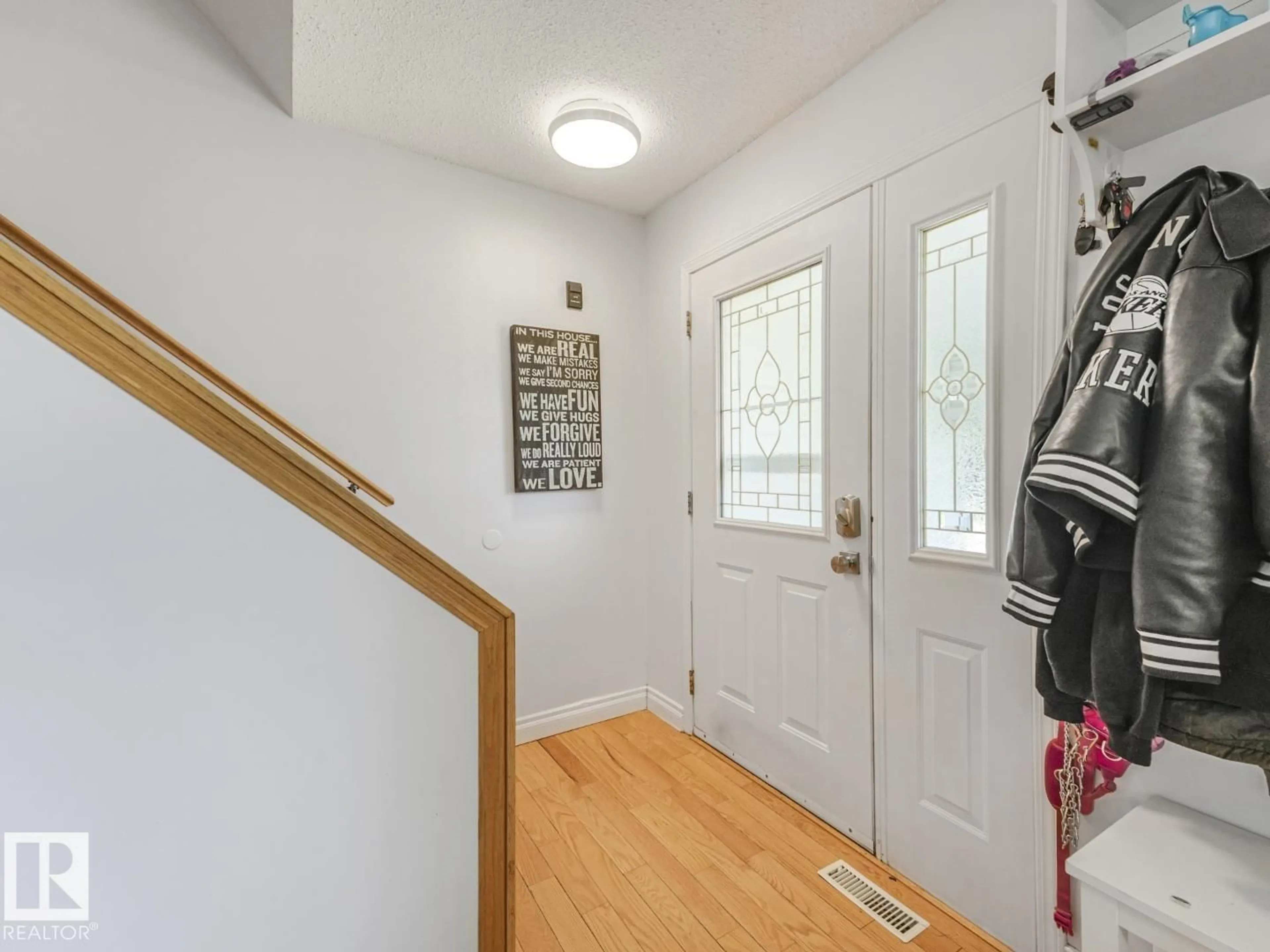 Indoor entryway for 10511 26 AV, Edmonton Alberta T6J4C1