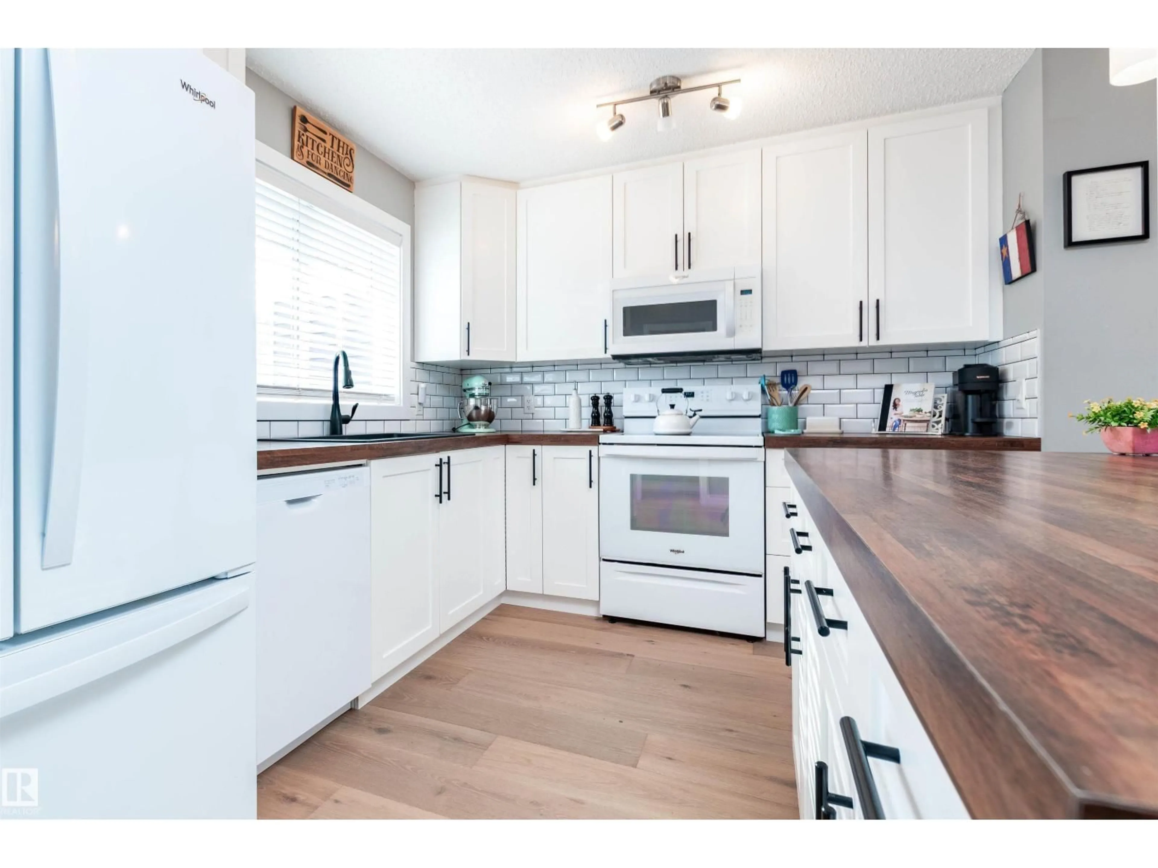 Open concept kitchen, wood/laminate floor for 20 - 38 AUGUSTINE CR, Sherwood Park Alberta T8H0Z8