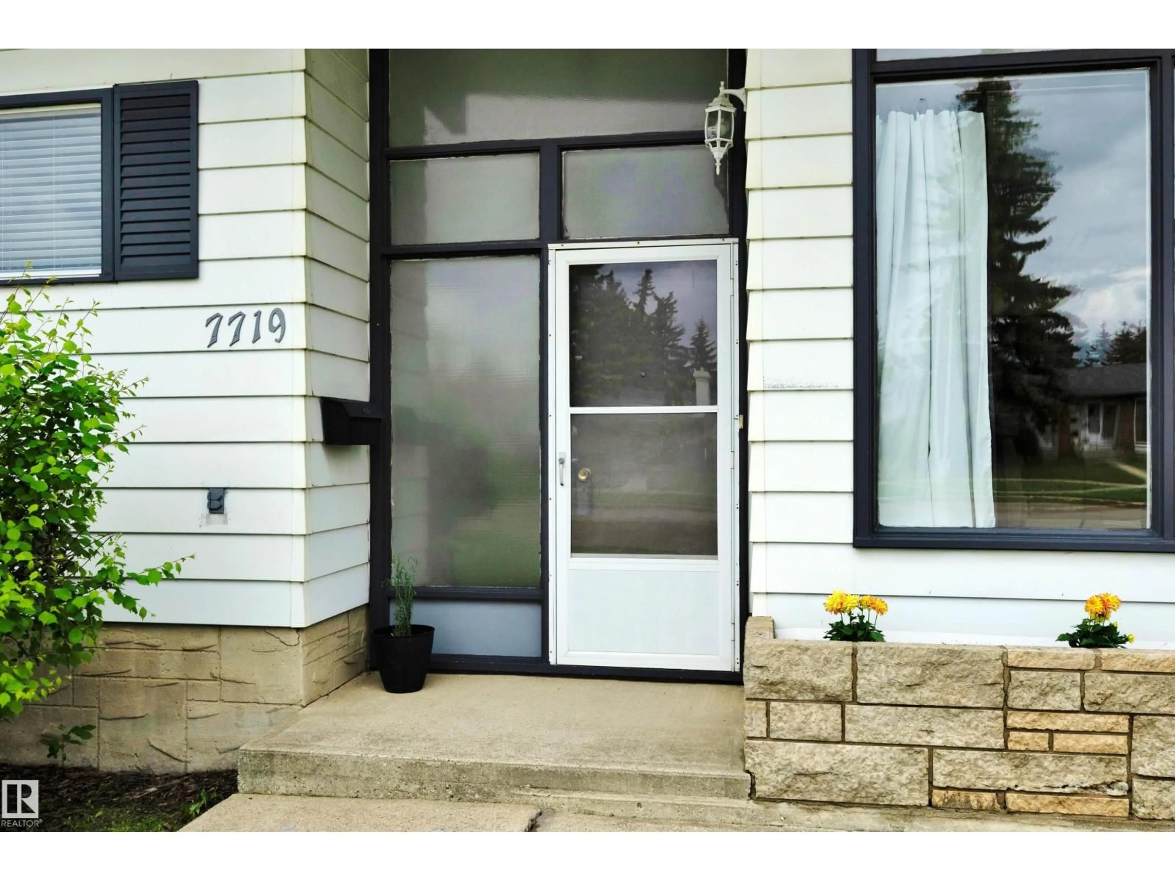 Indoor entryway for 7719 144 AV, Edmonton Alberta T5C2R9