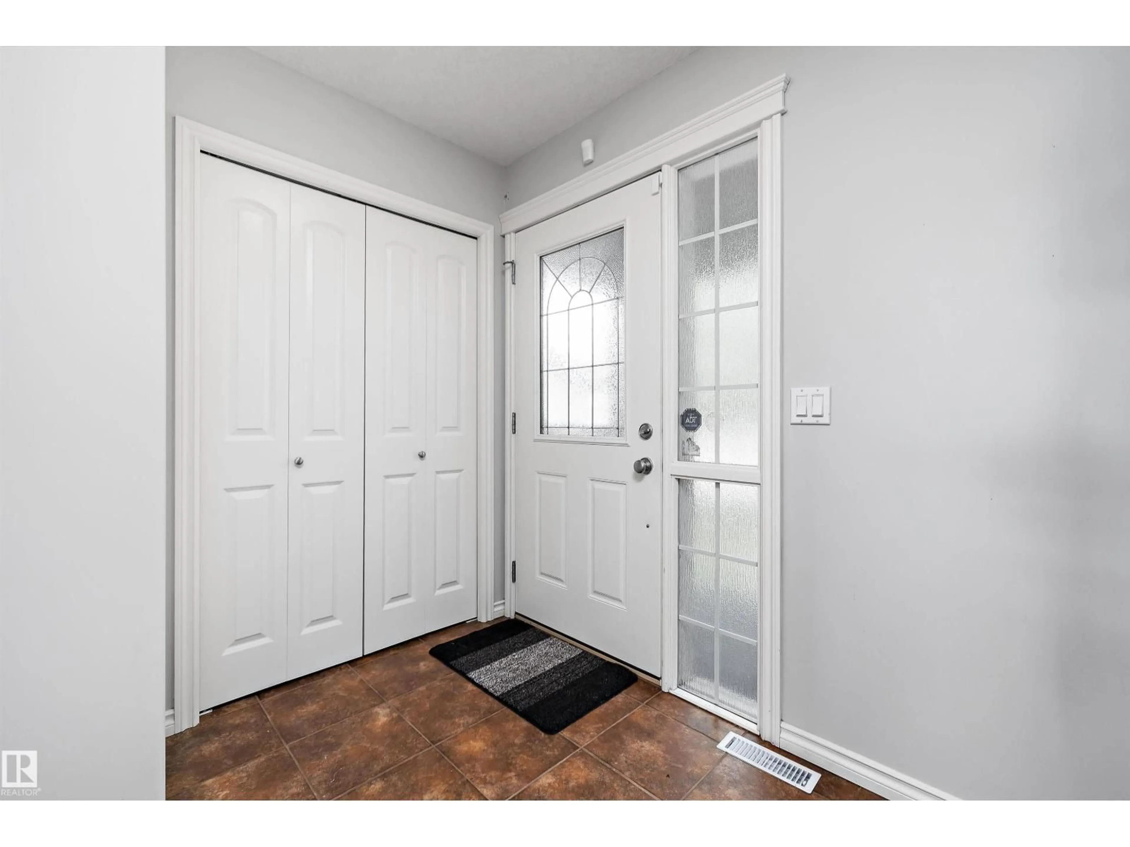 Indoor entryway for 205 MACEWAN RD, Edmonton Alberta T6W1R2