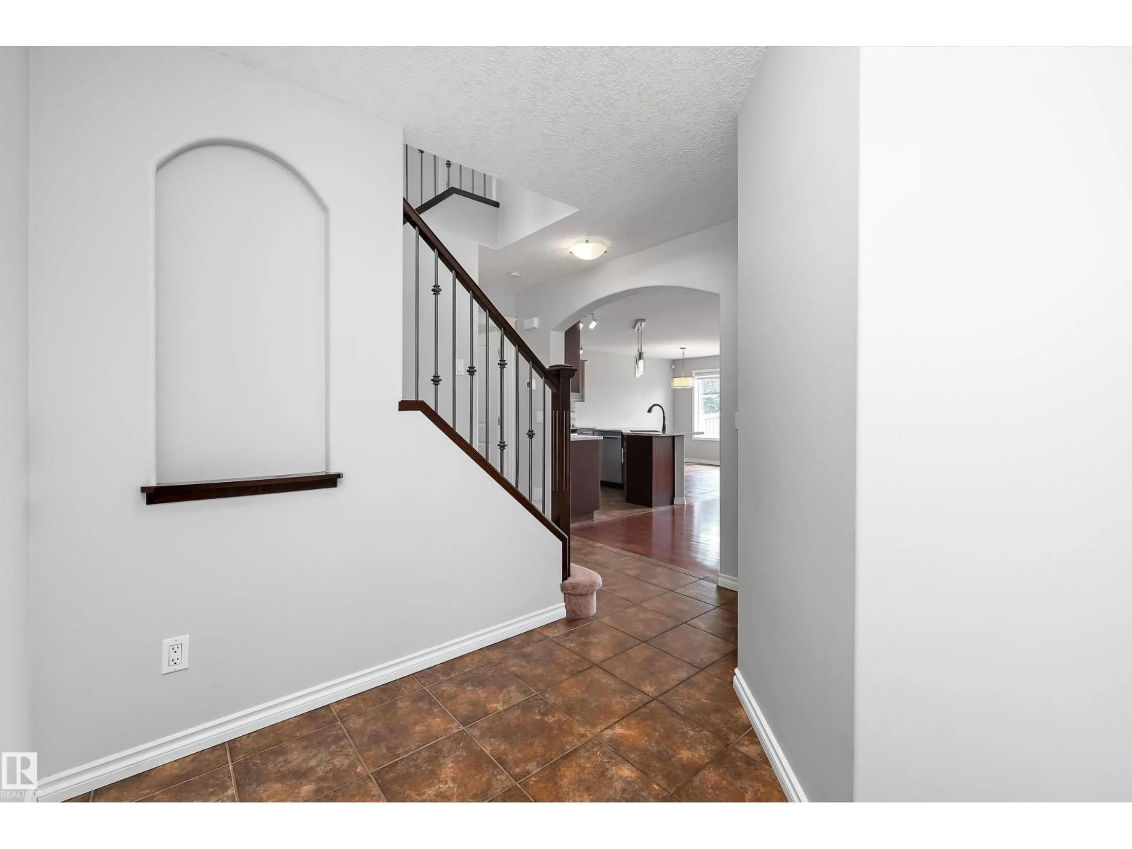 Indoor entryway for 205 MACEWAN RD, Edmonton Alberta T6W1R2