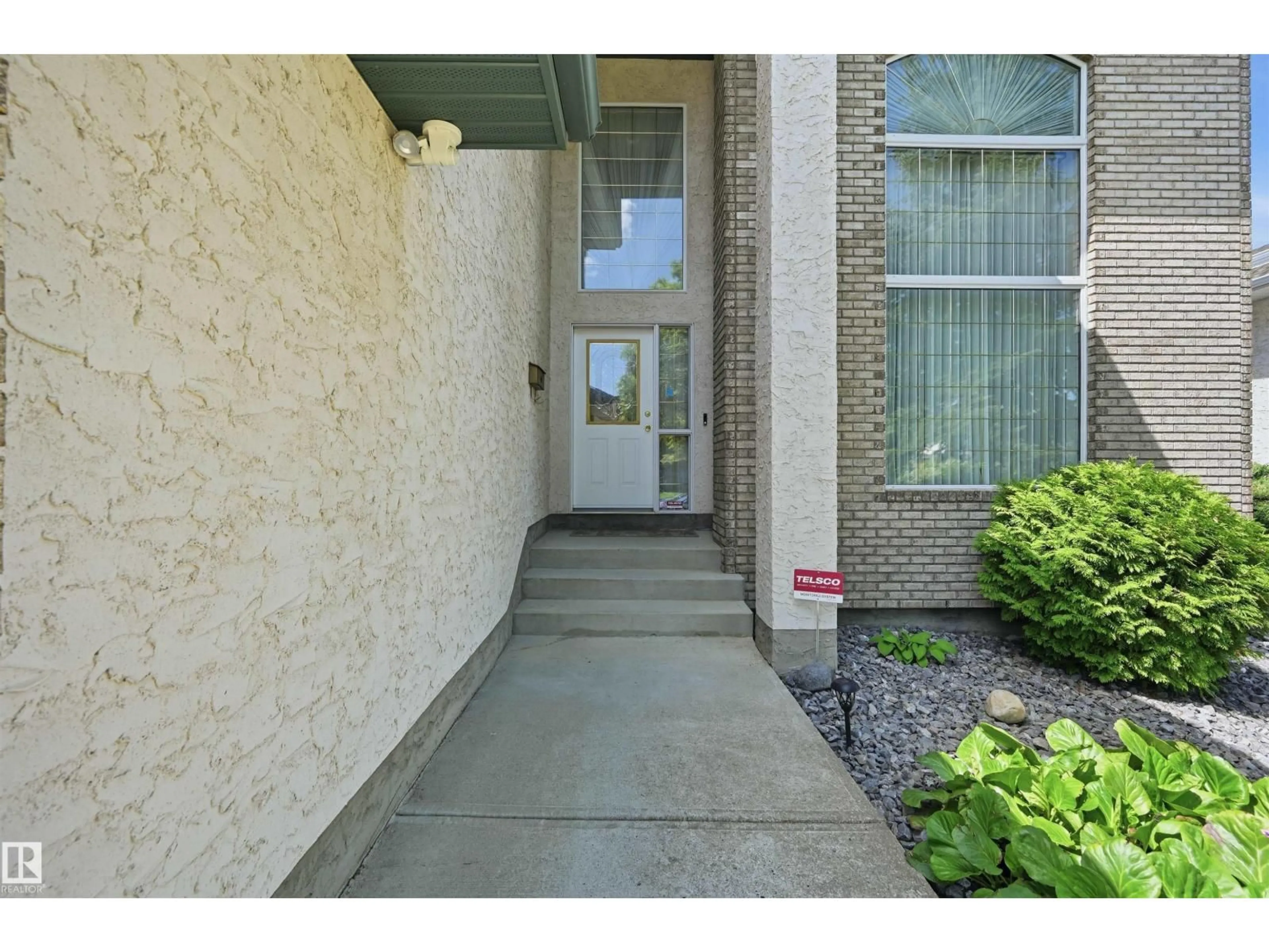 Indoor entryway for 514 BUTTERWORTH WY, Edmonton Alberta T6R2G8