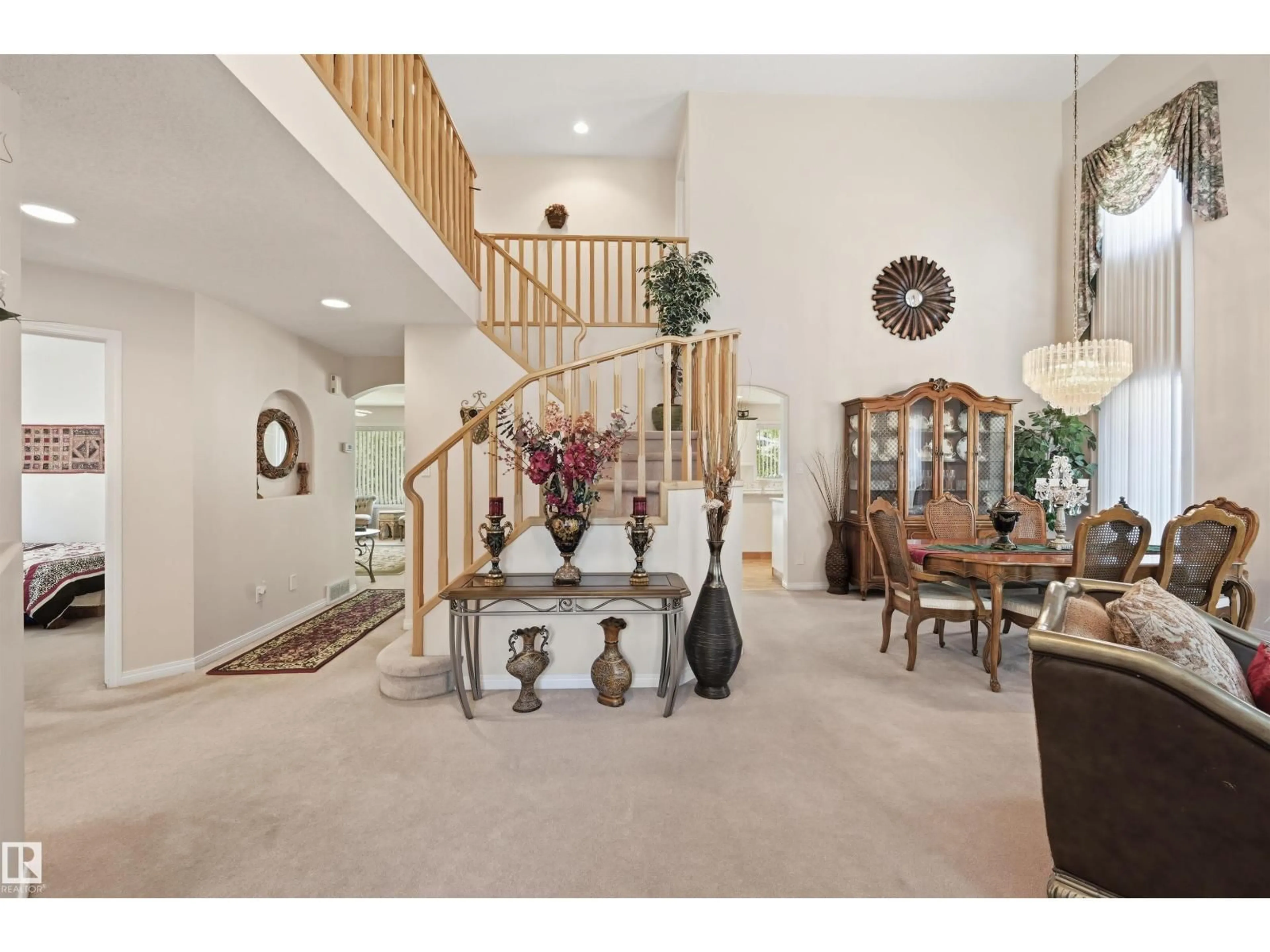 Indoor foyer for 514 BUTTERWORTH WY, Edmonton Alberta T6R2G8