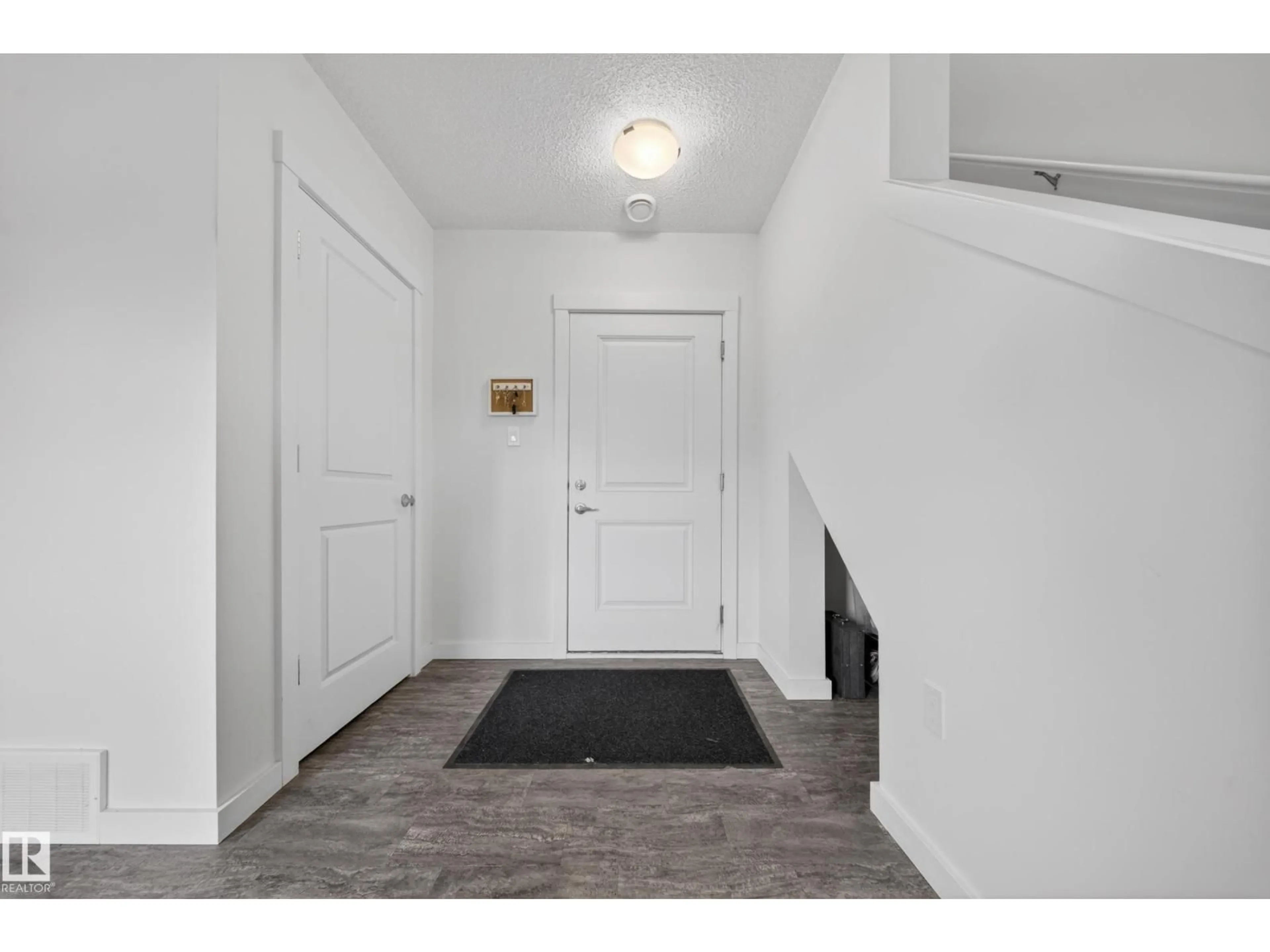 Indoor entryway for #5 - 903 CRYSTALLINA NERA WY, Edmonton Alberta T5Z0N6
