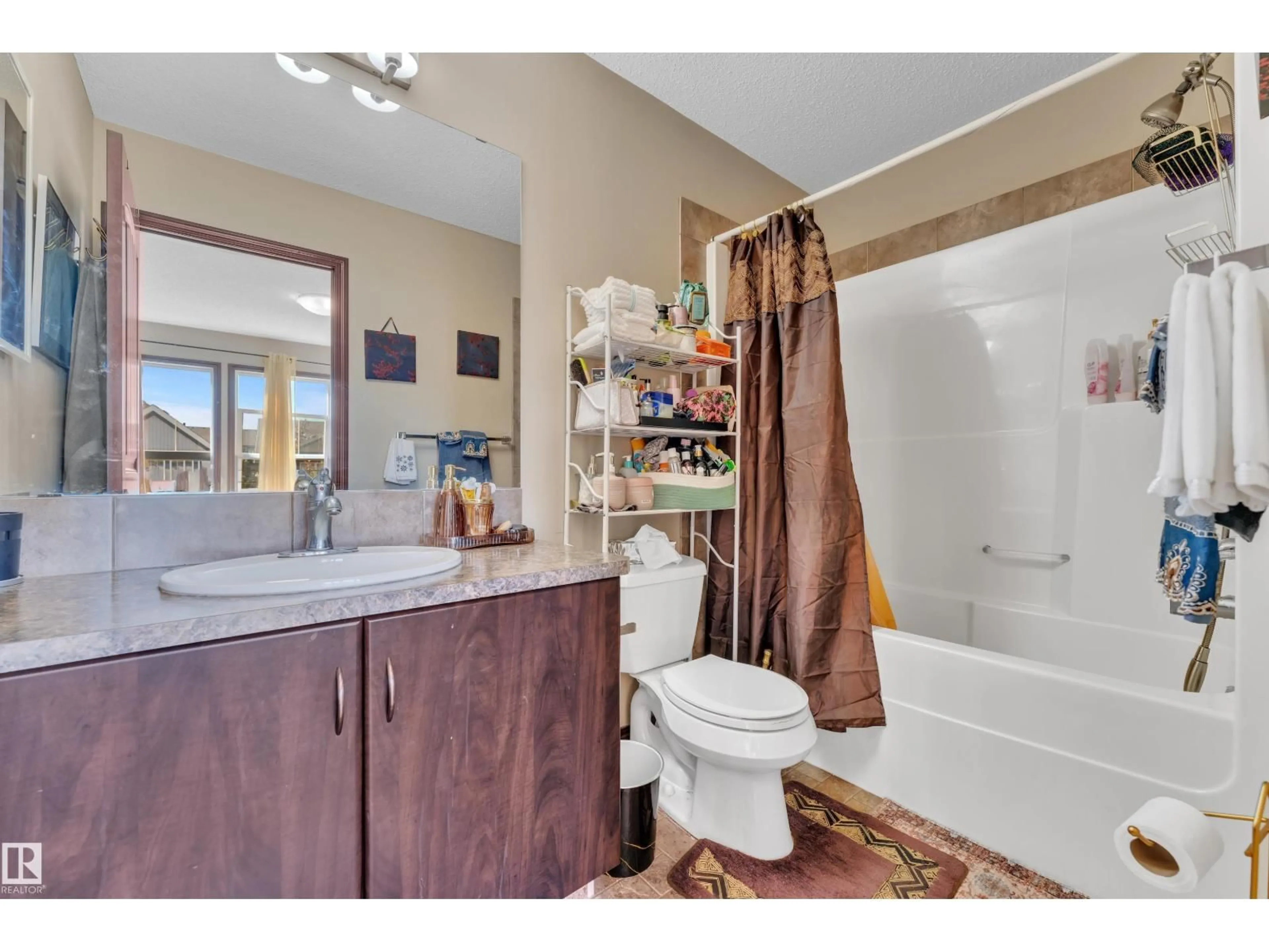 Standard bathroom, ceramic/tile floor for LI NW - 621 MCDONOUGH LINK, Edmonton Alberta T5Y0M8