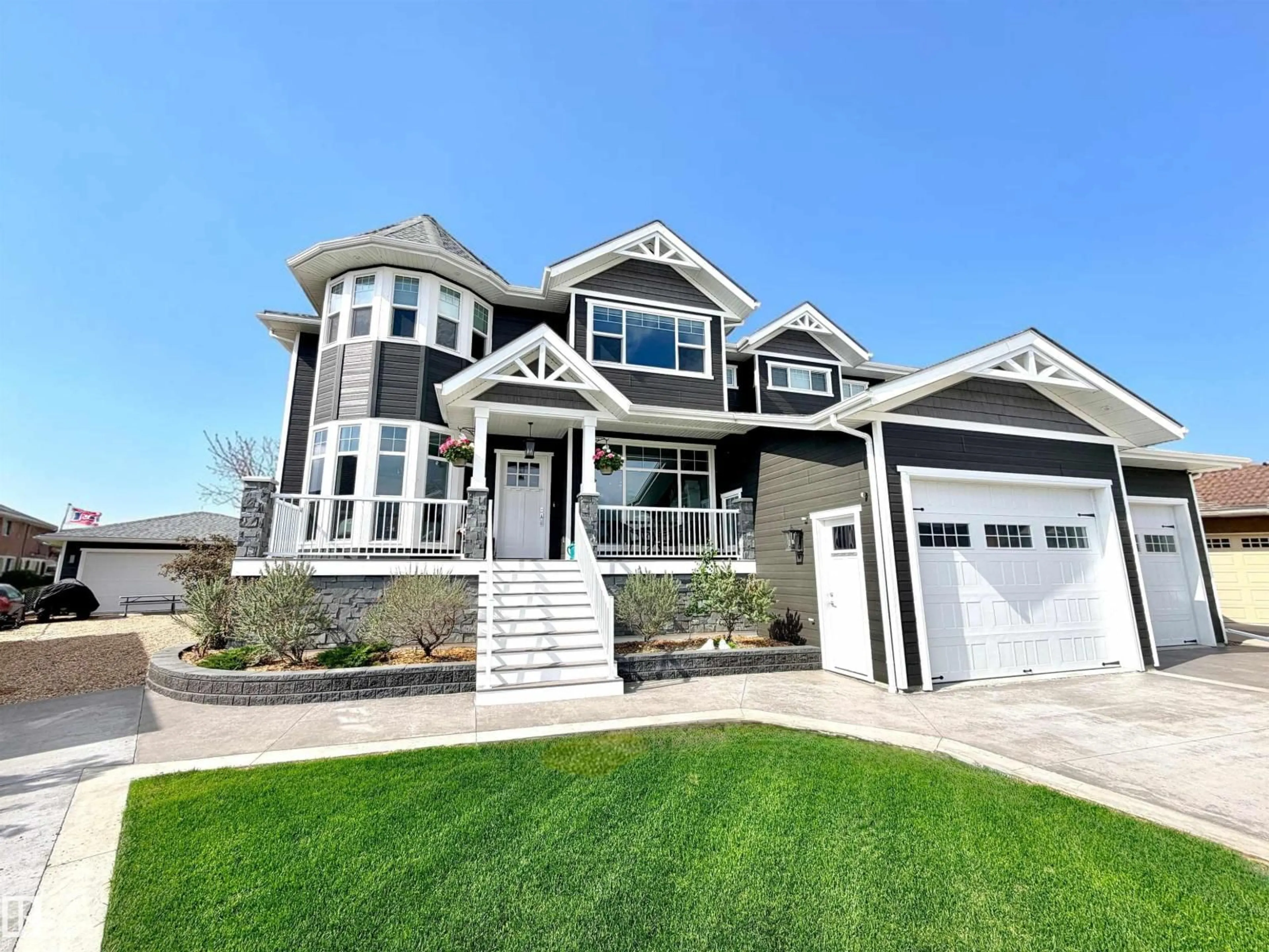 Home with vinyl exterior material, street for 5749 43 AV, St. Paul Town Alberta T0A3A1